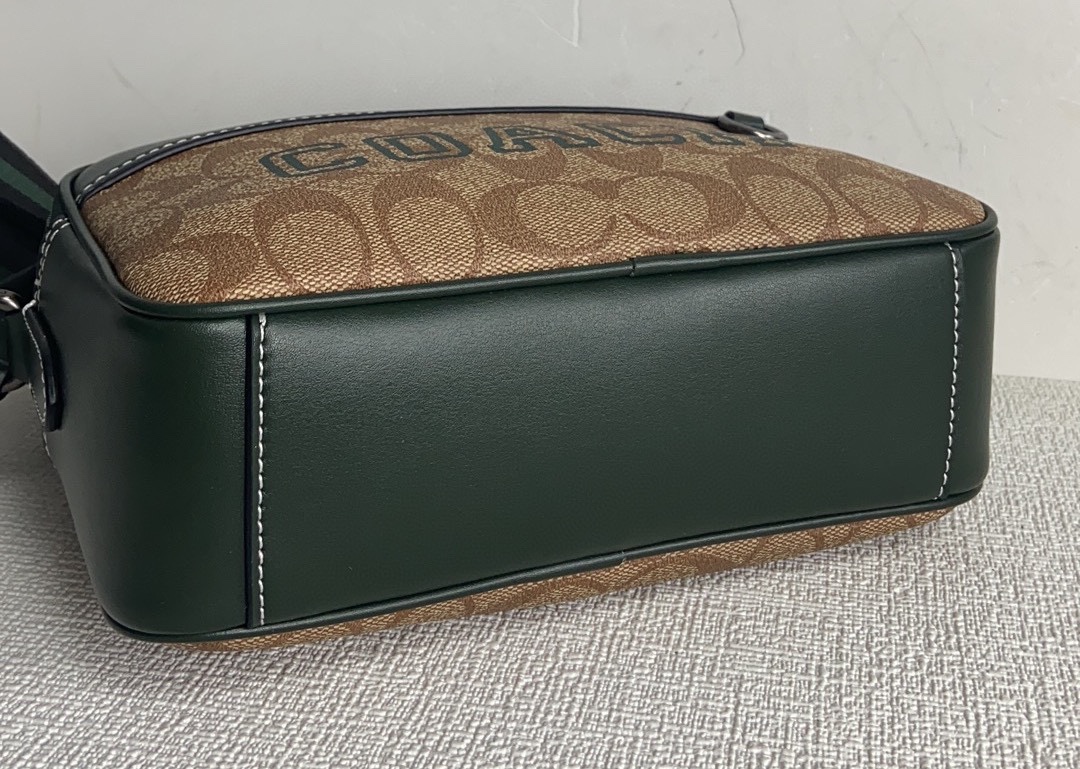 Coach CH062。3月新品最新款奥莱款 款 男士单肩背斜挎包。新款比以前的相机包大一点，双拉链双隔层，尺寸：23*15*7