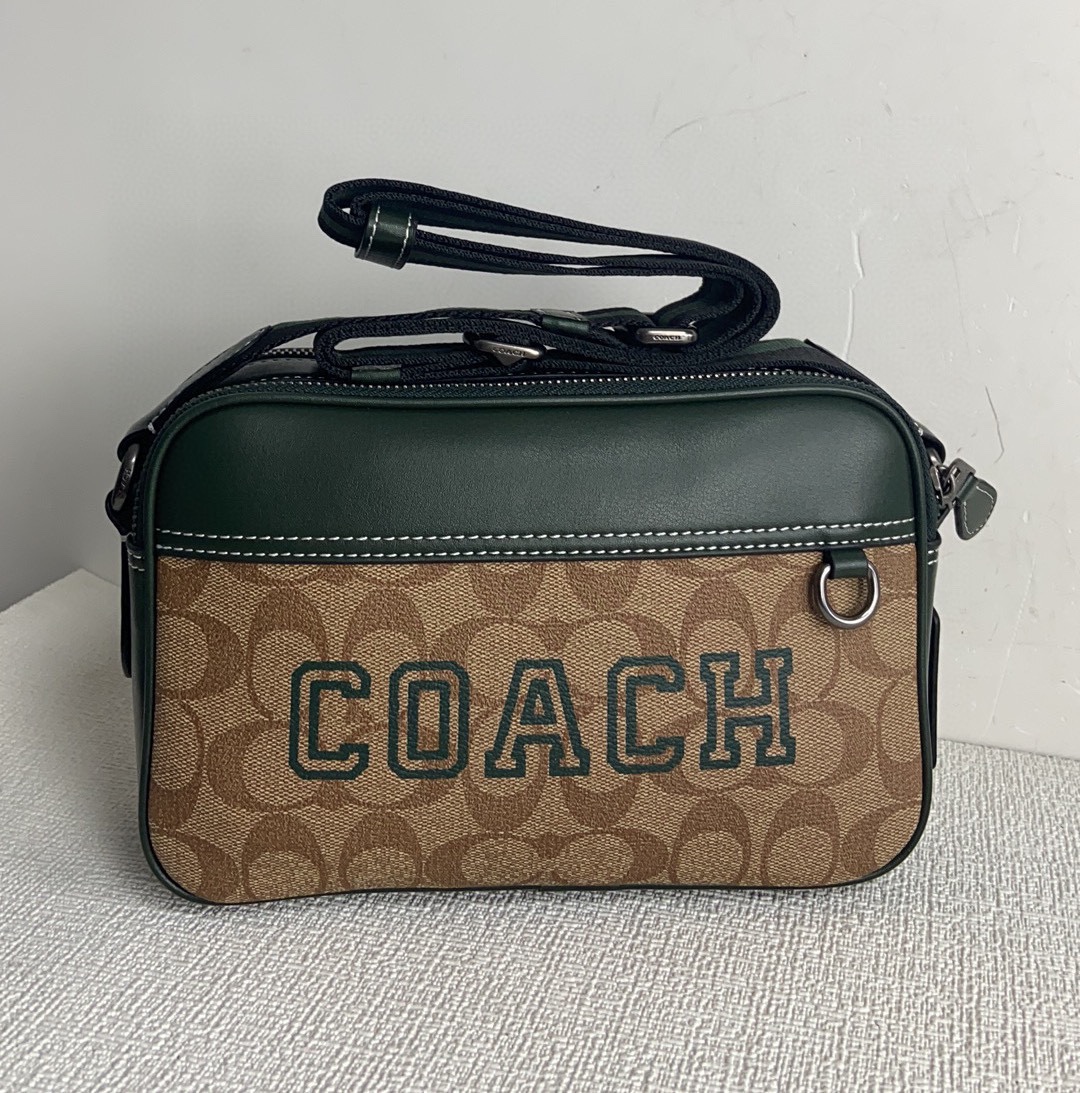 Coach CH062。3月新品最新款奥莱款 款 男士单肩背斜挎包。新款比以前的相机包大一点，双拉链双隔层，尺寸：23*15*7