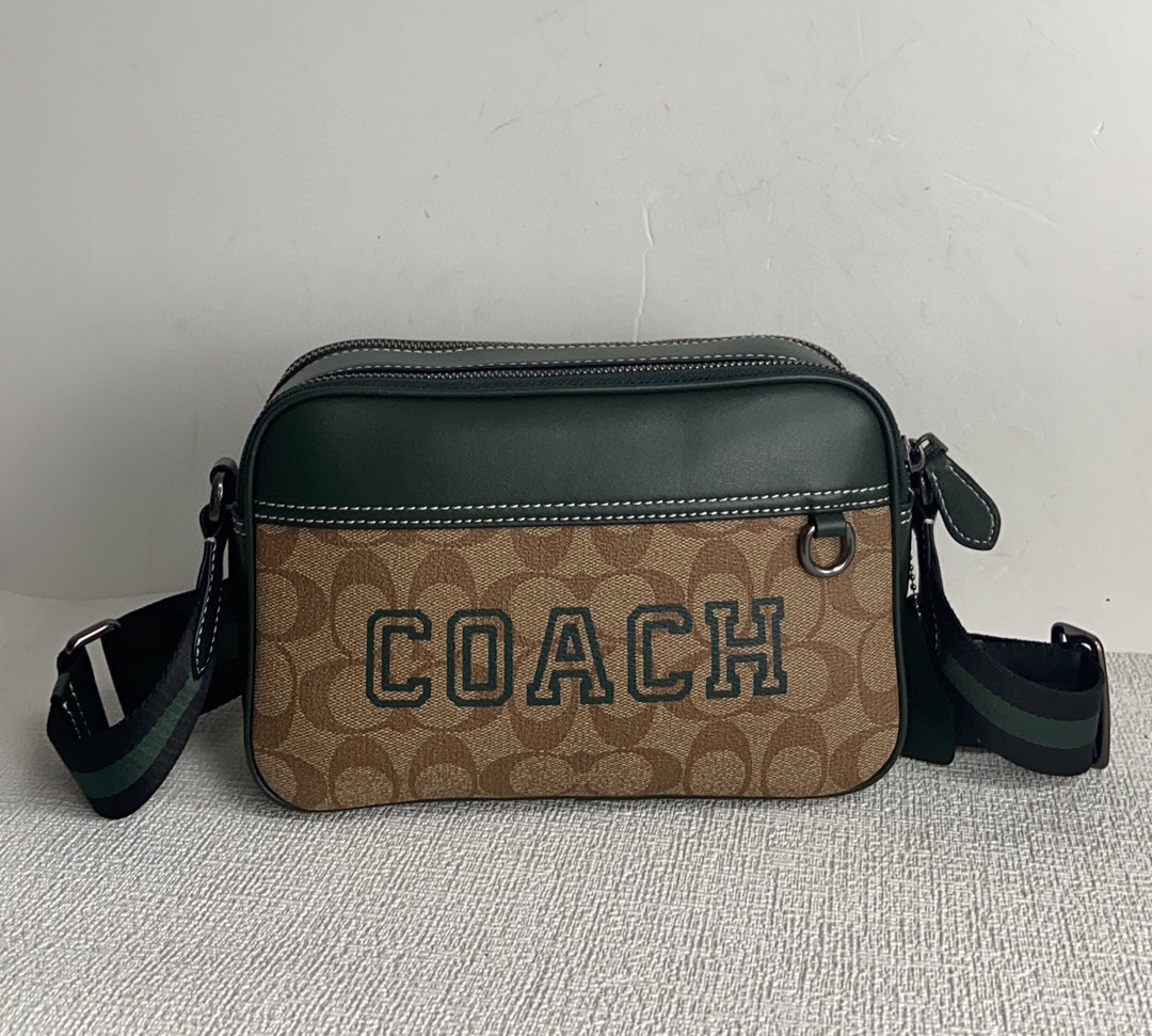 Coach CH062。3月新品最新款奥莱款 款 男士单肩背斜挎包。新款比以前的相机包大一点，双拉链双隔层，尺寸：23*15*7