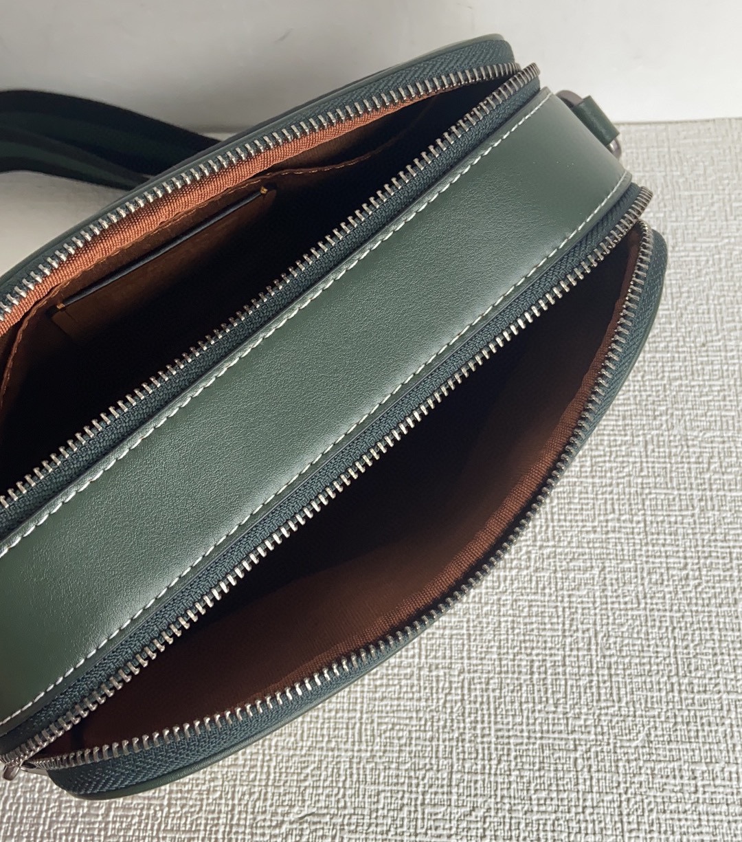 Coach CH062。3月新品最新款奥莱款 款 男士单肩背斜挎包。新款比以前的相机包大一点，双拉链双隔层，尺寸：23*15*7