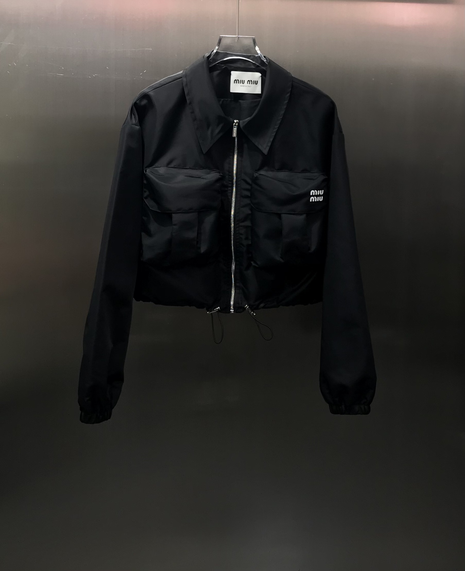 NO:696866,Miu Mi* new products are on the shelves. Big pockets decorated nylon jacket, jacket and skirt suit. The texture of the original customized fabric is great. Work style big pocket design. Age-reducing girlish style. Fashionable and handsome, sweet or salty. The classic version is versatile and not picky. The upper body is beautiful. Perfect workmanship depends on the details~ High version color,,miumiu,skirts,jackets & coats,jackets & coats,19860909Miu Mi*新品上架 大口袋装饰尼龙夹克外套短裙套装 原版定制面料质感超赞 工装风大口袋设计 减龄少女风 时髦帅气可甜可盐 经典版型百搭不挑人 上身美的不要不要的 完美做工品质看细节～ 高版本 色,,miumiu,skirts,jackets & coats,jackets & coats,,Women's clothing