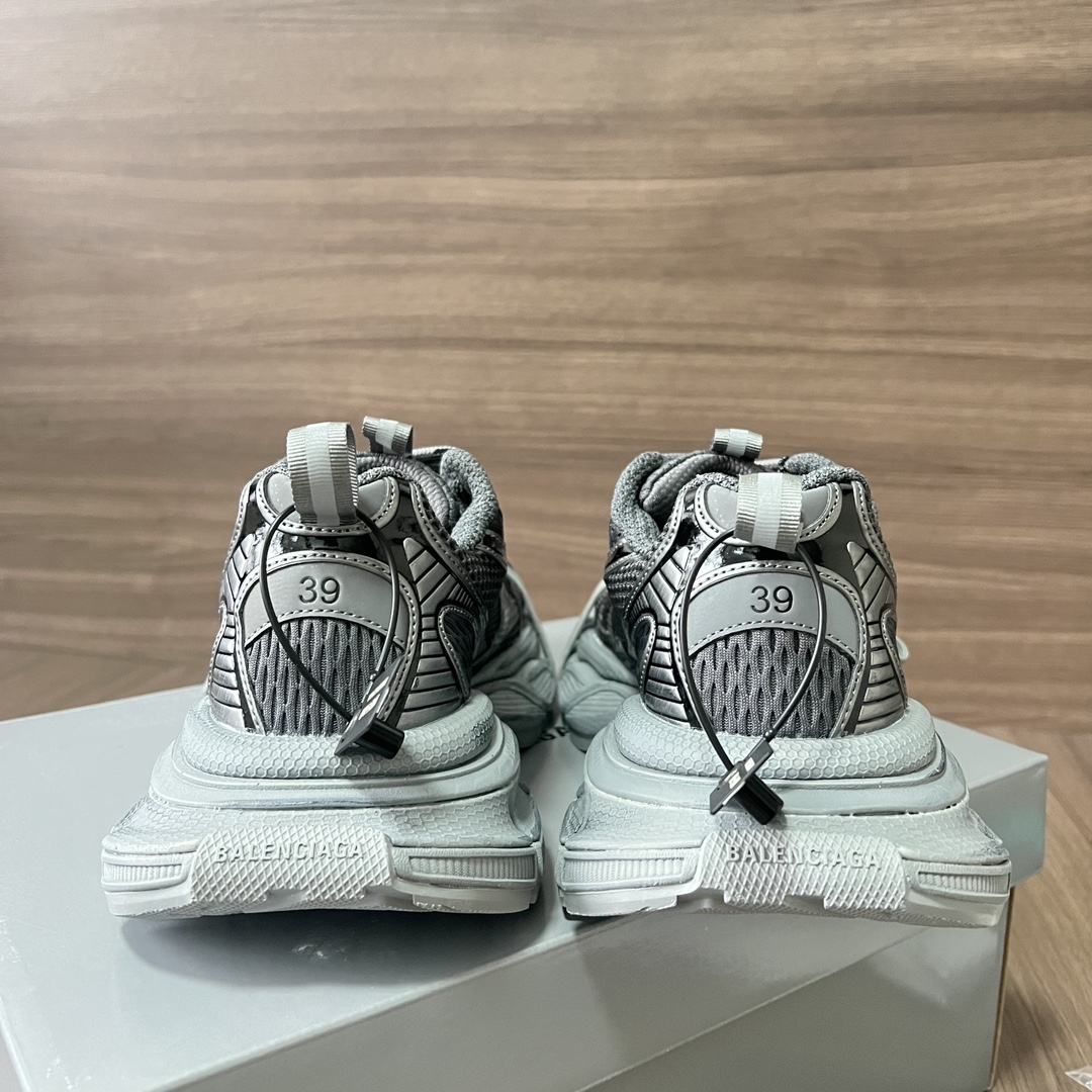 Balenciaga Balenciaga Phantom Sneaker 巴黎世家全新做旧十代灰色潮流跑鞋 在延续 Track Trainer 户外轮廓和复杂鞋面结构的同时
