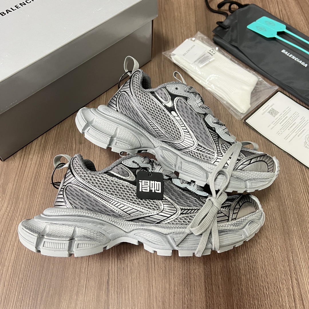 Balenciaga Balenciaga Phantom Sneaker 巴黎世家全新做旧十代灰色潮流跑鞋 在延续 Track Trainer 户外轮廓和复杂鞋面结构的同时