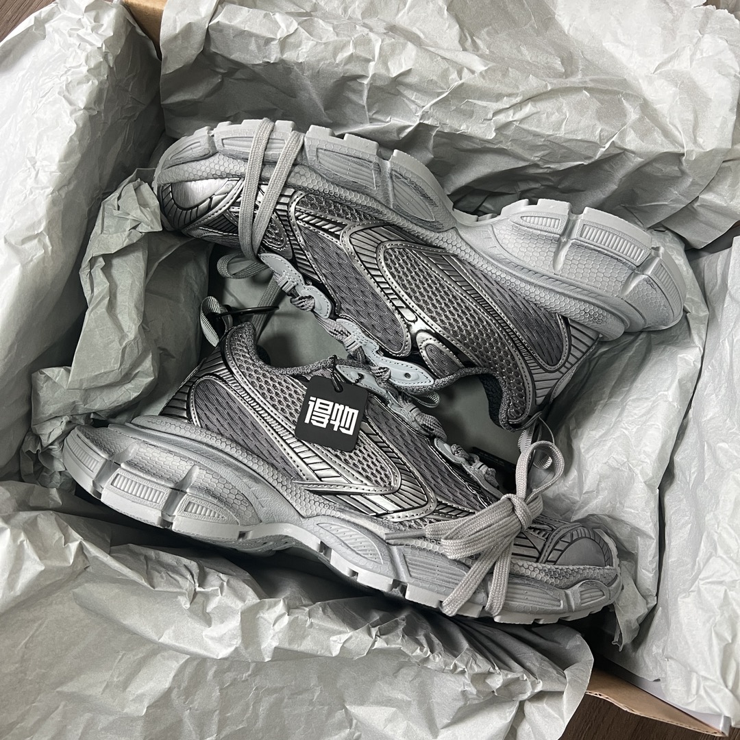 Balenciaga Balenciaga Phantom Sneaker 巴黎世家全新做旧十代灰色潮流跑鞋 在延续 Track Trainer 户外轮廓和复杂鞋面结构的同时