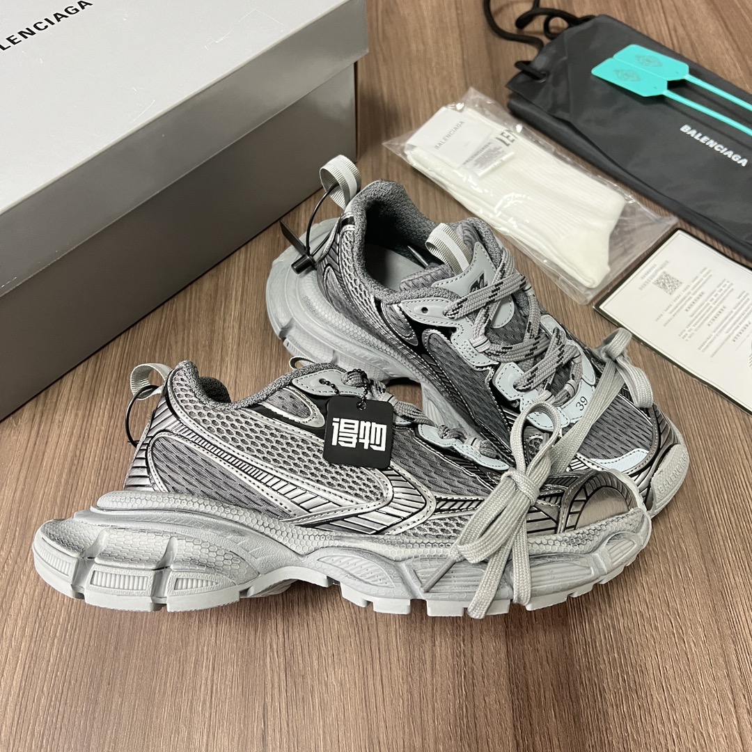 Balenciaga Balenciaga Phantom Sneaker 巴黎世家全新做旧十代灰色潮流跑鞋 在延续 Track Trainer 户外轮廓和复杂鞋面结构的同时