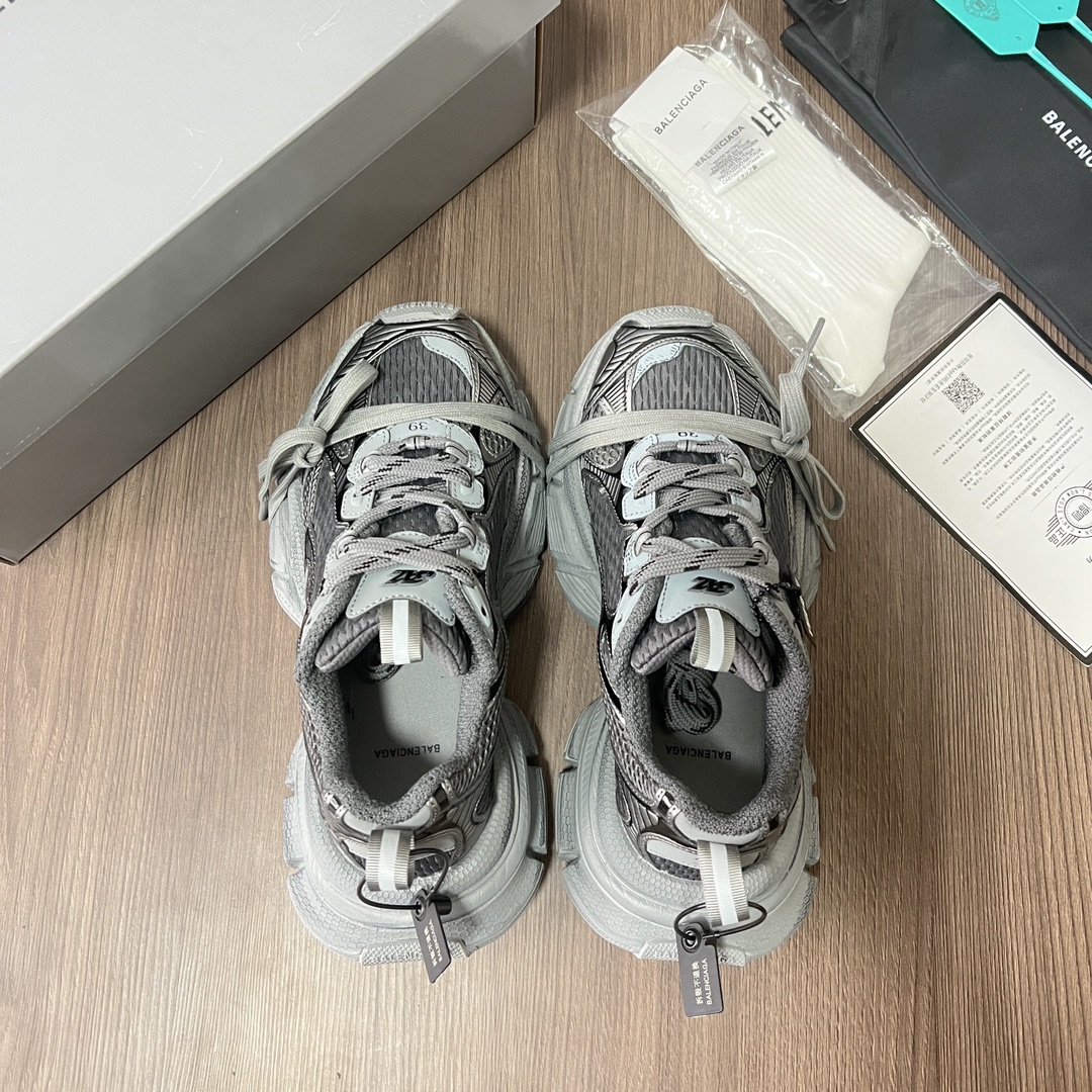 Balenciaga Balenciaga Phantom Sneaker 巴黎世家全新做旧十代灰色潮流跑鞋 在延续 Track Trainer 户外轮廓和复杂鞋面结构的同时