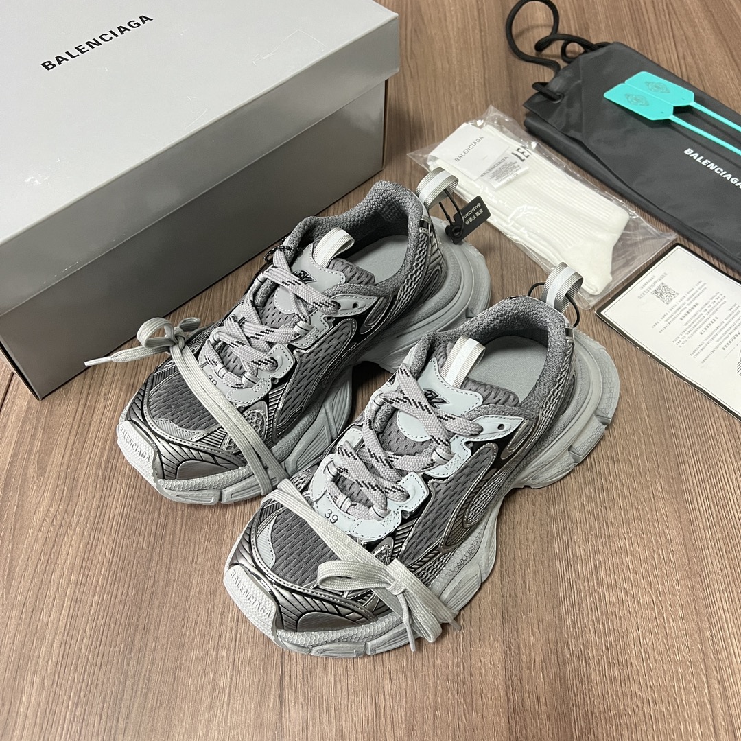 Balenciaga Balenciaga Phantom Sneaker 巴黎世家全新做旧十代灰色潮流跑鞋 在延续 Track Trainer 户外轮廓和复杂鞋面结构的同时