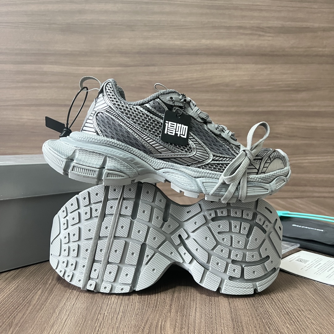 Balenciaga Balenciaga Phantom Sneaker 巴黎世家全新做旧十代灰色潮流跑鞋 在延续 Track Trainer 户外轮廓和复杂鞋面结构的同时