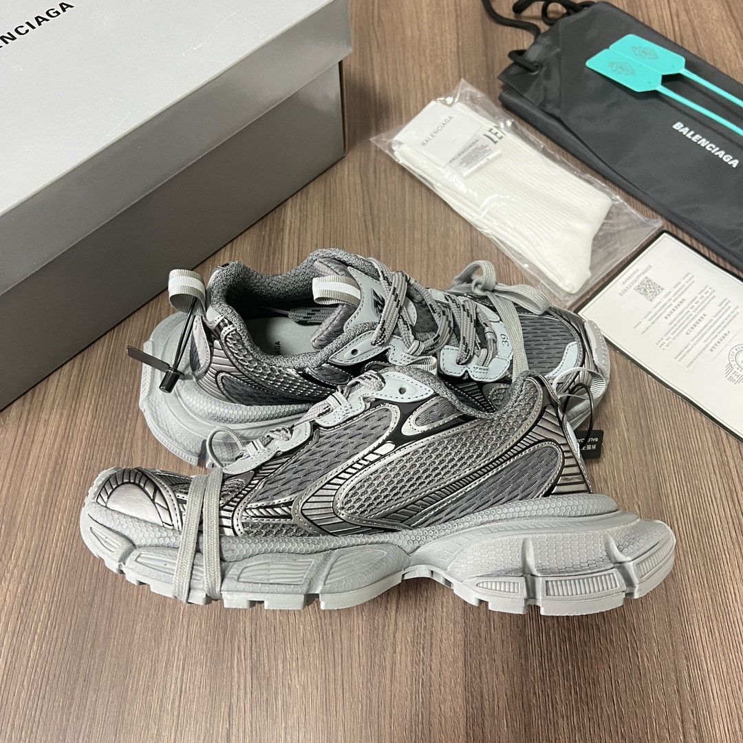 Balenciaga Balenciaga Phantom Sneaker 巴黎世家全新做旧十代灰色潮流跑鞋 在延续 Track Trainer 户外轮廓和复杂鞋面结构的同时