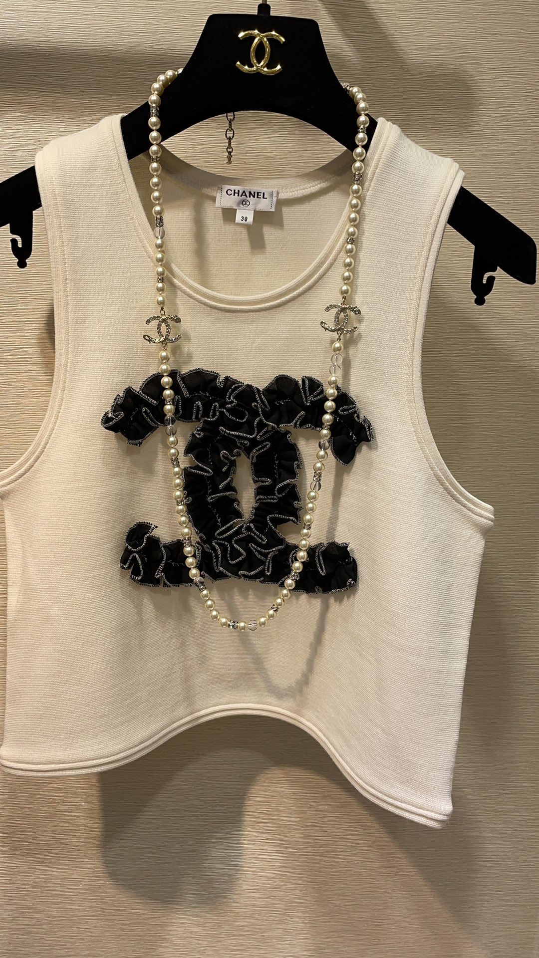 NO:631643,88320 arrived today. The new golden koi rhinestone double C pearl necklace sweater chain. The design of white crystal mixed with pearl chain. Elegant and noble yet girly. Super exquisite. Wear it to enhance the aura of the upper body. Bai Fumei standard. Customized pearls. Customized crystal material. Sweater chain with picture box, sweaters, necklace, Cardia high-end jewelry.1986090988320今日到货 新款金色锦鲤水钻双C珍珠项链毛衣链 白色水晶混搭珍珠链条的设计 优雅贵气又不失少女感 超级精致 佩戴上身气场加持 白富美标配 定制珍珠定制水晶材质 毛衣链带图片包装盒,,sweaters,necklace,卡迪亚高端饰品,Jewelry