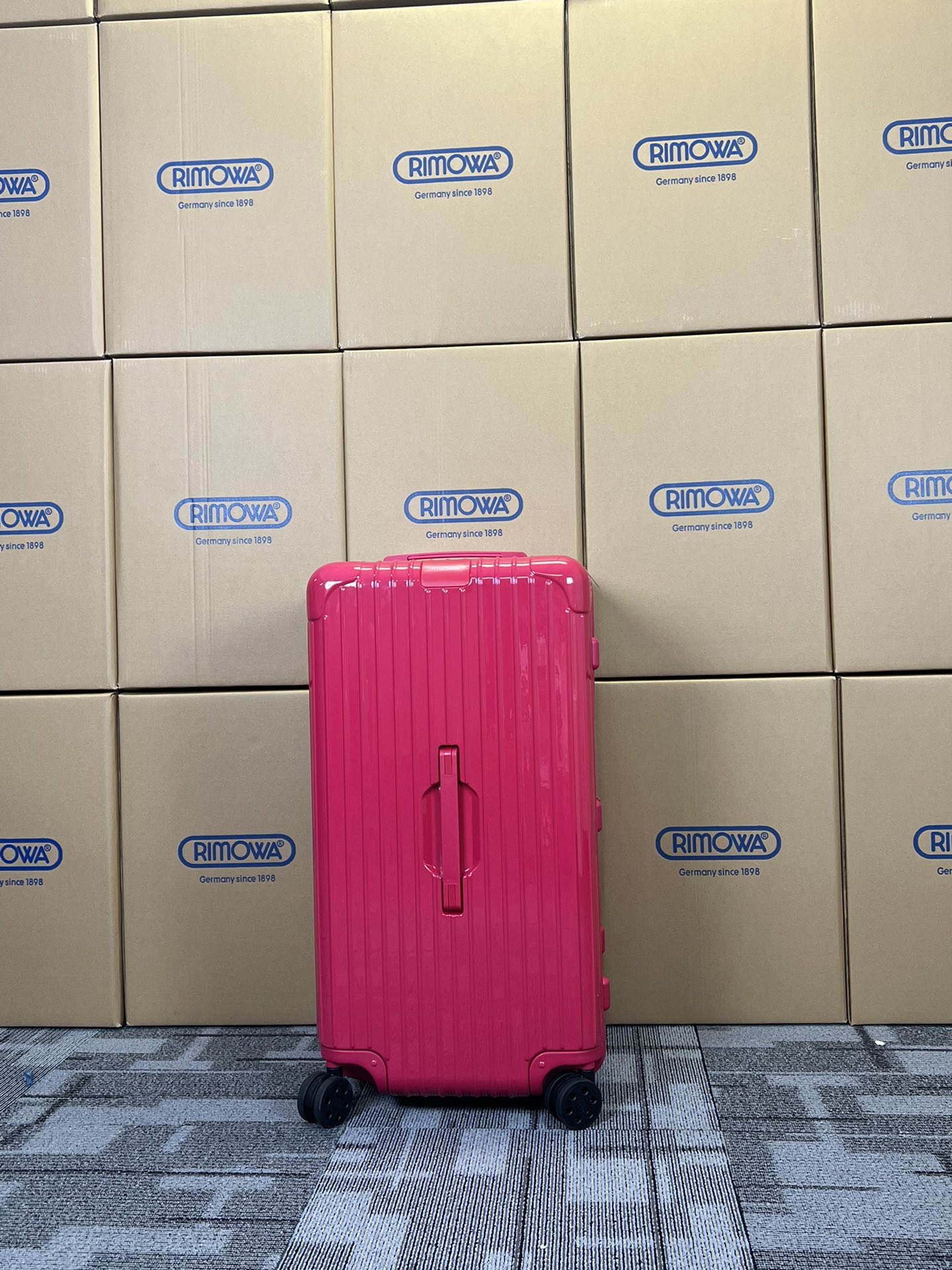 NO:269673,The Raspberry Red R1MOWA Essential series is a passing scenery. Slow down time and travel peacefully in nature. Keep the moments of encounters as eternal memories in your mind. The iconic travel tool is inspired by the beauty of nature blooming on the branches!  Luggage is an unparalleled choice. Their design is stylish and unique, powerful and practical, with high quality and durability. Whether you are a fashionista or a travel enthusiast, luggage will be the best choice for your trip and make your trip unique!  ,19860909树莓红 R1MOWA Essential 系列,是路过的风景. 放慢时间,于自然间安然悠游. 将相遇时的片刻美好,珍存为脑海中的永恒记忆. 标志性旅行工具,灵感来自枝头盛放的自然之美 ！ 行李箱是一个无与伦比的选择.它们的设计时尚而独特,功能强大而实用,质量上乘且耐用.无论您是时尚达人还是旅行爱好者,行李箱都将成为您的旅途最佳的选择,让您的旅行与众不同！,,luggage