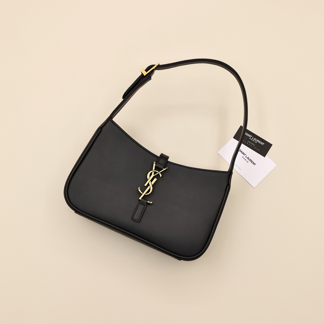 ysl圣罗兰腋下包💰260 简洁唯美且高级感十足,极简外形+金属logo 扣开合设计,可调节肩带,包身轻盈易搭配,容量充足,日常出街超级方便,钟意腋下包的小仙女一定要背它。 规格:23*16*6.5cm