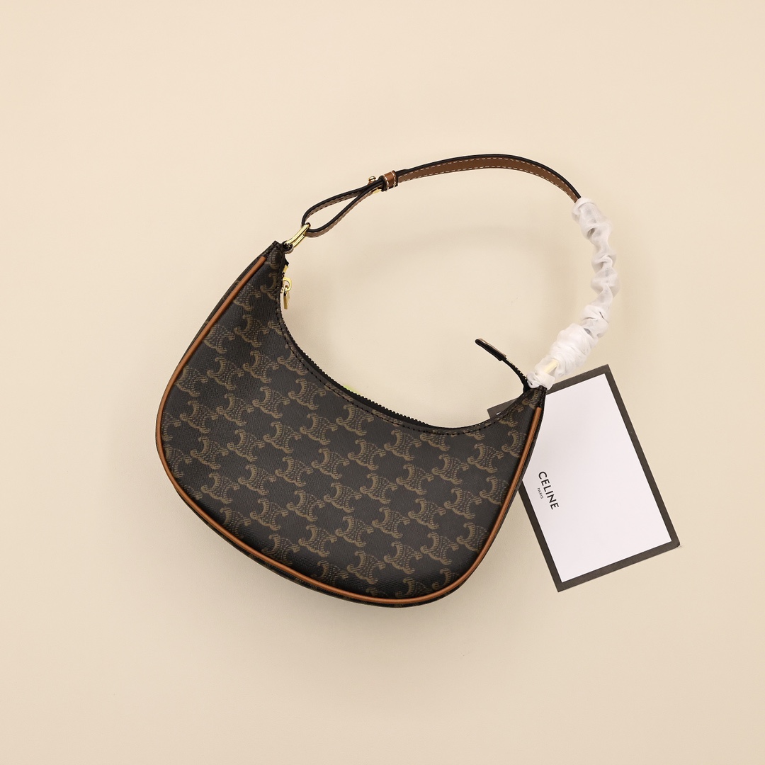 赛琳腋下包💰210 有着独特的半月豌豆包型,最能显出大气和优雅,它的包身是最经典的Celine凯旋门logo帆布印花.,腋下包仍然是今年最火的包型之一,能装还好搭配,时髦女孩儿们都特别爱。 规格:23*14*7cm