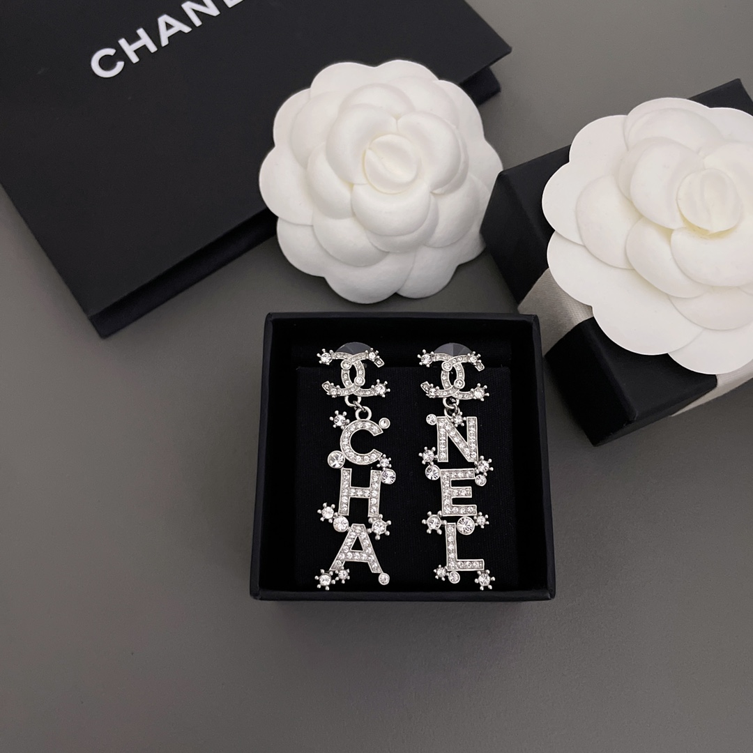 💰320【我们出品【香水花字母耳钉】Z 6800,🤩爱了爱了,一眼心动的仙女款!,配包装!绝美耳钉,颗颗施华洛钻,万花筒切割面真的爆美!blingbling✨ 设计又带着一点小心机,小水花溅起的生动设计,带一点小心机小俏皮,绝对的搭配点睛之笔!银色的设计真心太太太太仙太适合春夏啦❗️同系列单个双c耳钉,项链,手链同步上新!墙裂推荐一套入!