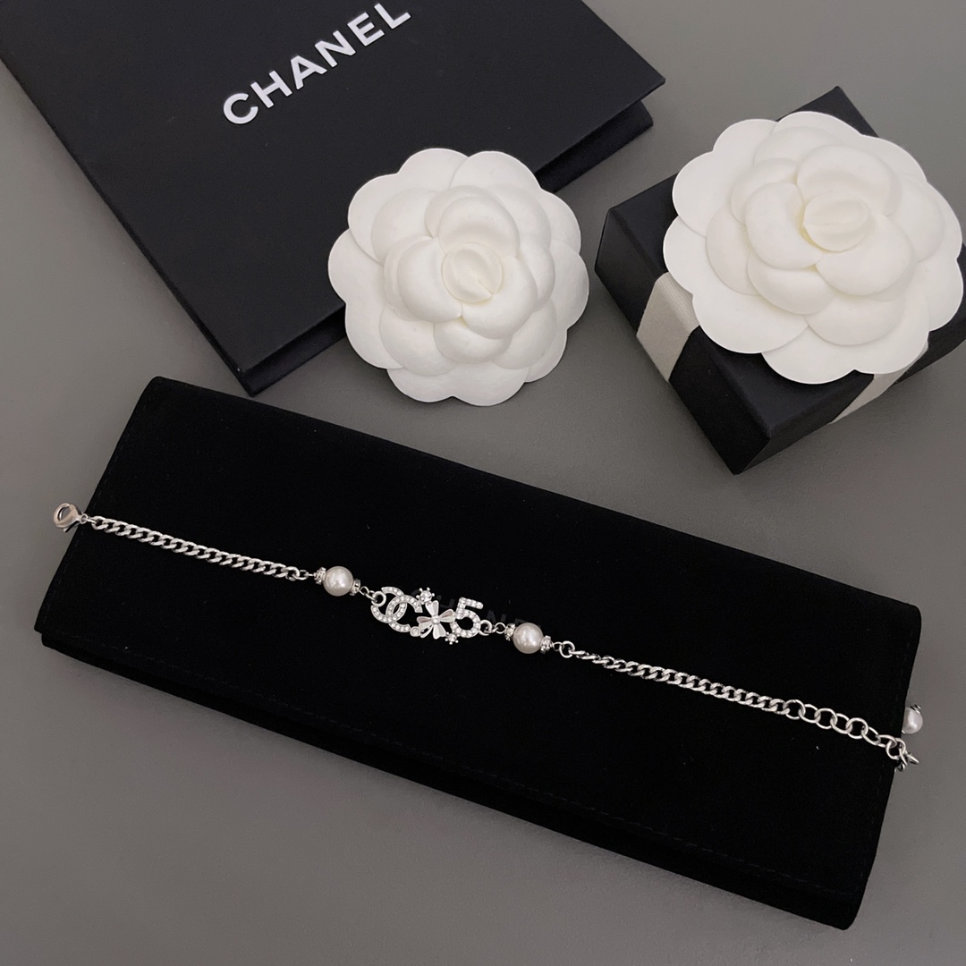 💰280【我们出品【香水花双c5手链】Z 4100,🤩爱了爱了,一眼心动的仙女款!,配包装!绝美手链,颗颗施华洛钻,万花筒切割面真的爆美!blingbling✨ 经典的双c三叶草➕ 5字的元素设计,简约大方又带着一点小心机,小水花溅起的生动设计,带一点小心机小俏皮,绝对的搭配点睛之笔!银色的设计真心太太太太仙太适合春夏啦❗️同系列耳钉,耳环,项链同步上新!必须一套入!