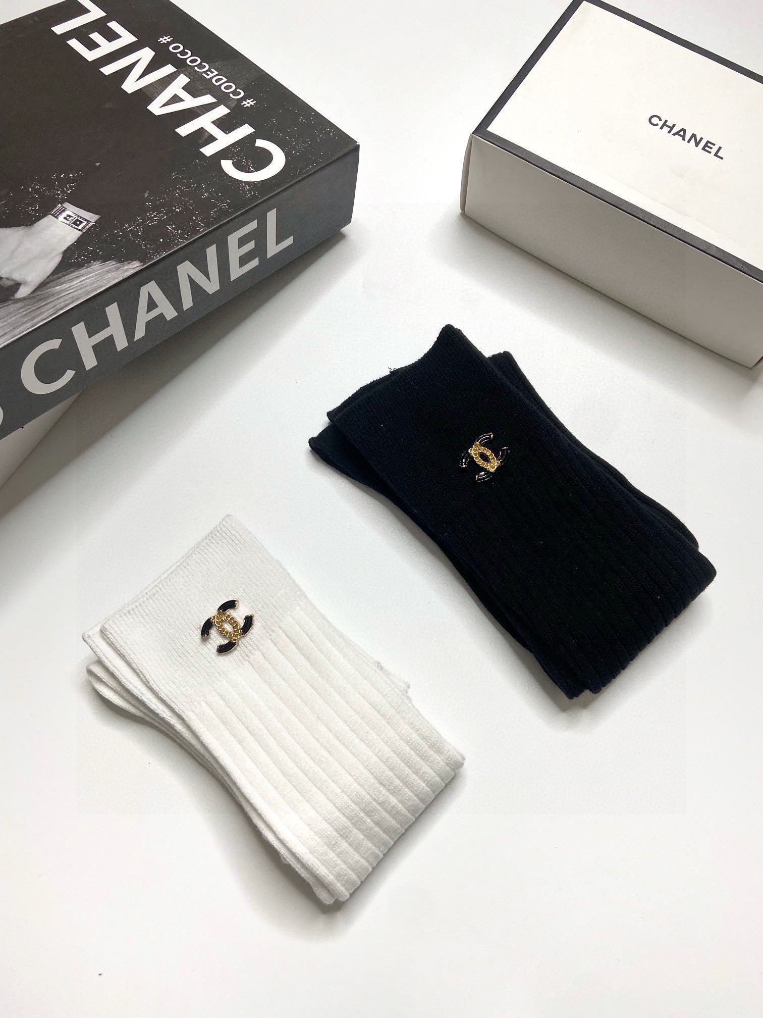 配包装一盒一双Chanel香奈儿经典