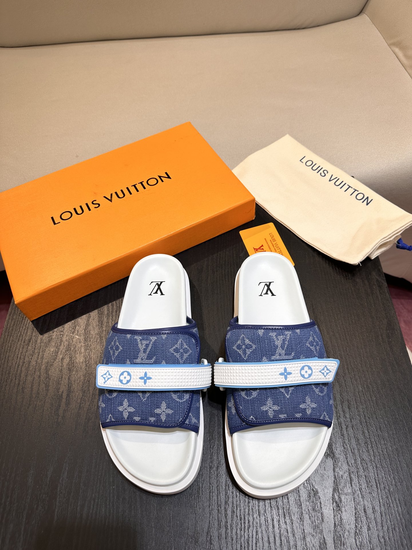 Las sandalias L Luxury Trainer están confeccionadas con piel de becerro de primera capa, que es ligera y cómo…