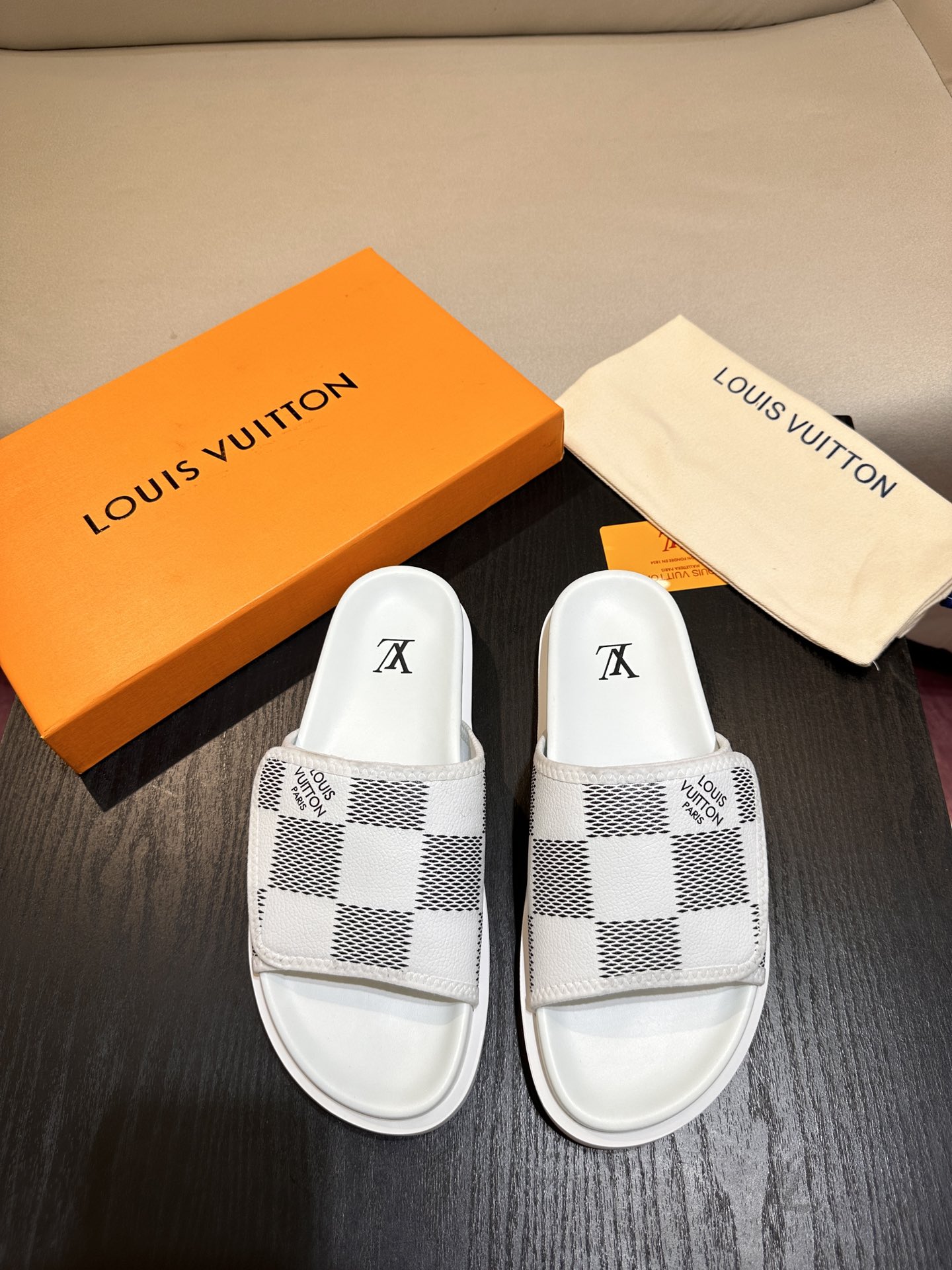 Las sandalias L Luxury Trainer están confeccionadas con piel de becerro de primera capa, que es ligera y cómo…