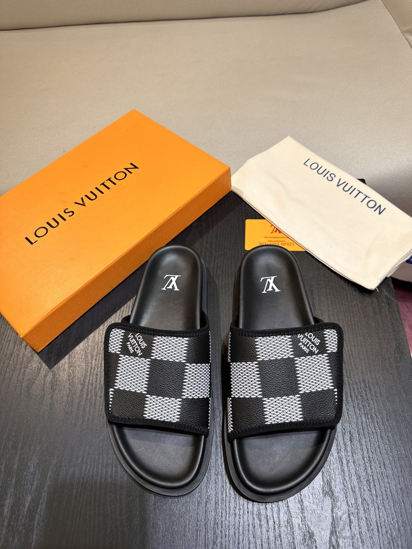Las sandalias L Luxury Trainer están confeccionadas con piel de becerro de primera capa, que es ligera y cómo…