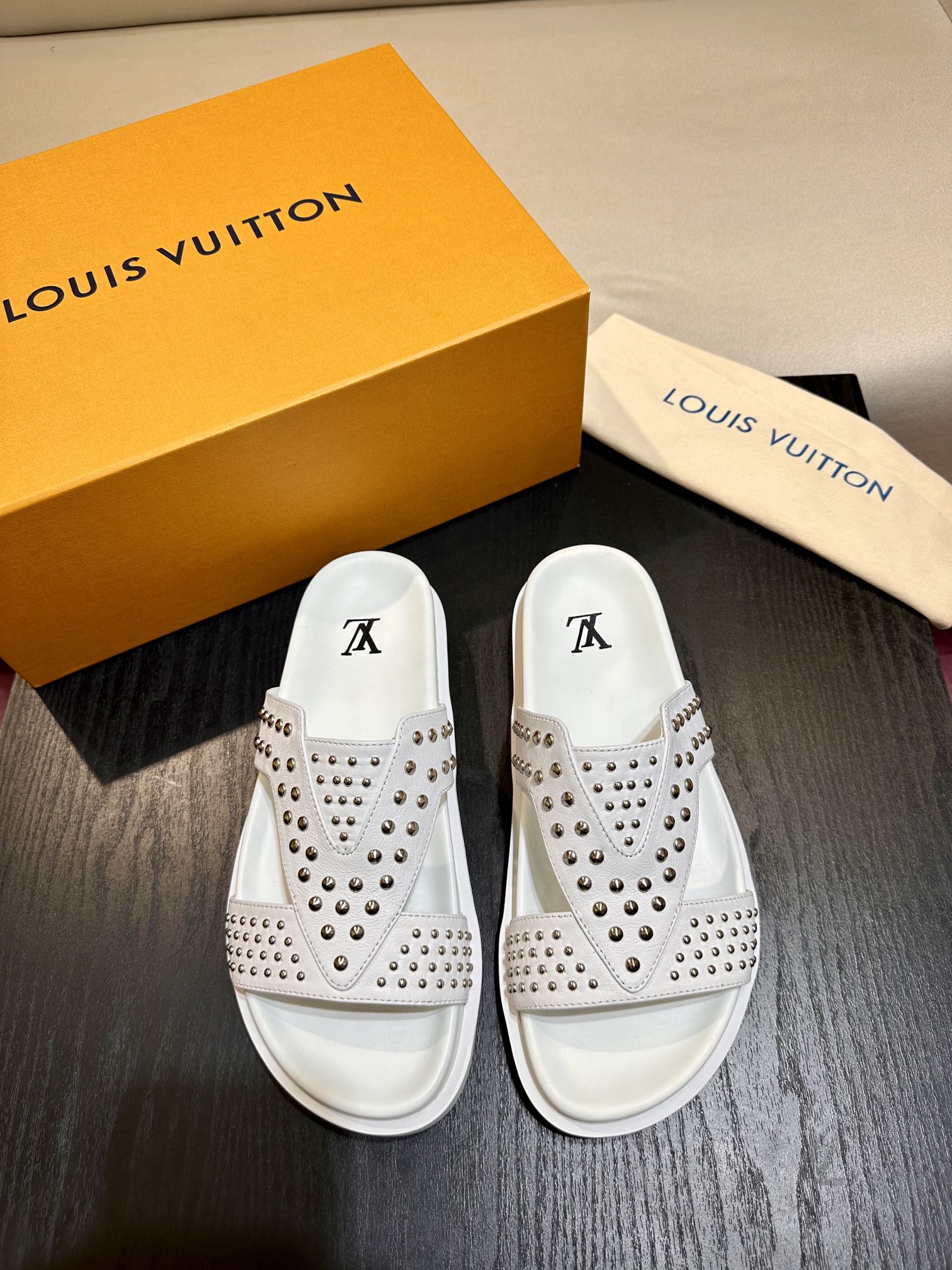 Las sandalias L Luxury Trainer están confeccionadas con piel de becerro de primera capa, que es ligera y cómoda. Las co…
