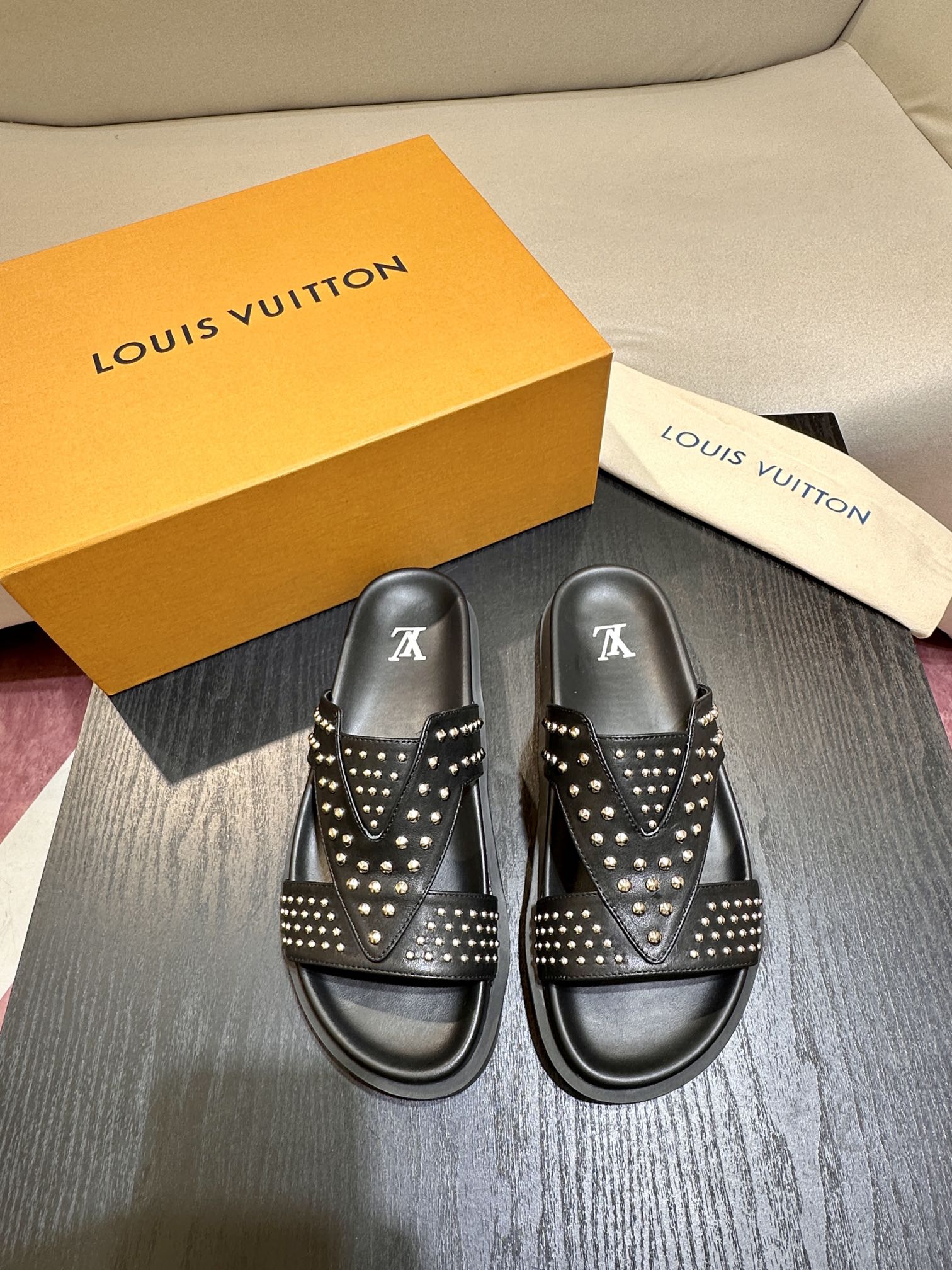 Las sandalias L Luxury Trainer están confeccionadas con piel de becerro de primera capa, que es ligera y cómoda. Las co…