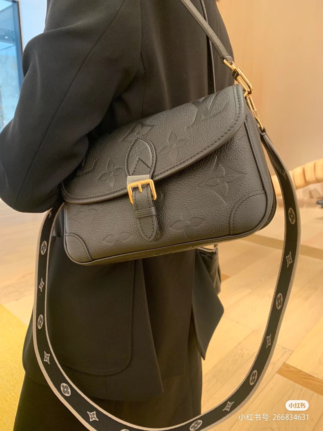 NO:210205,Original single M46388 white, M46386 black, M46846 haze blue, full leather embossed baguette This Diane handbag is made of Louis Vuitton classic Monogram Empreinte embossed leather, woven the brand logo into a removable wide jacquard shoulder strap, and add a crossbody option in addition to the removable leather shoulder strap, flexible and compatible with elegant style or dynamic style. 23.0 x 16.0 x 8.5 cm (Length x Height x Width), LV [Top Original Single], louis vuitton, louis vuitton19860909原单 M46388白,M46386黑,M46846雾霾蓝,法棍全皮压花 本款 Diane 手袋取材路易威登经典 Monogram Empreinte 压纹皮革,将品牌标识织入可拆卸宽幅提花肩带,在可拆卸皮革肩背带之外再添斜挎选择,灵活契合优雅格调或动感风尚.23.0 x 16.0 x 8.5 厘米 (长 x 高 x 宽),LV【顶级原单】,louis vuitton,louis vuitton,Bag