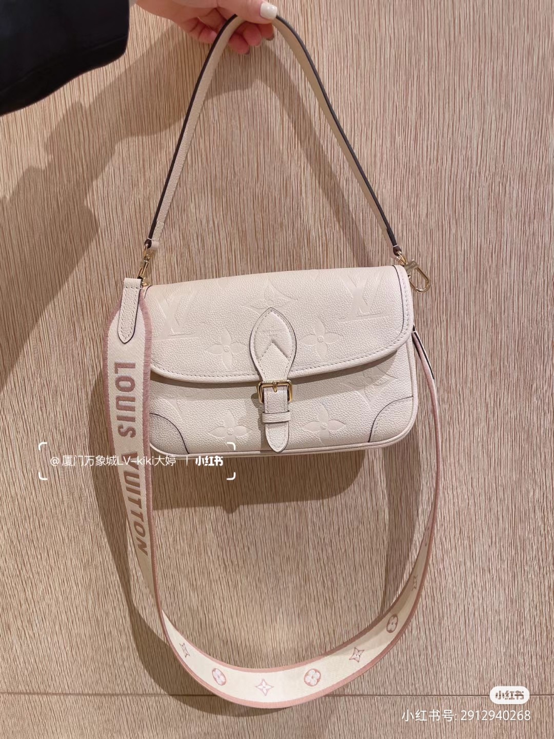 NO:210117,Original single M46388 white, M46386 black, full leather embossed baguette This Diane handbag is made of Louis Vuitton classic Monogram Empreinte embossed leather, woven the brand logo into a removable wide jacquard shoulder strap, and add a crossbody option in addition to the removable leather shoulder strap, flexible and compatible with elegant style or dynamic style. 23.0 x 16.0 x 8.5 cm (Length x Height x Width), LV [Top Original Single], louis vuitton, louis vuitton19860909原单 M46388白,M46386黑,法棍全皮压花 本款 Diane 手袋取材路易威登经典 Monogram Empreinte 压纹皮革,将品牌标识织入可拆卸宽幅提花肩带,在可拆卸皮革肩背带之外再添斜挎选择,灵活契合优雅格调或动感风尚.23.0 x 16.0 x 8.5 厘米 (长 x 高 x 宽),LV【顶级原单】,louis vuitton,louis vuitton,Bag