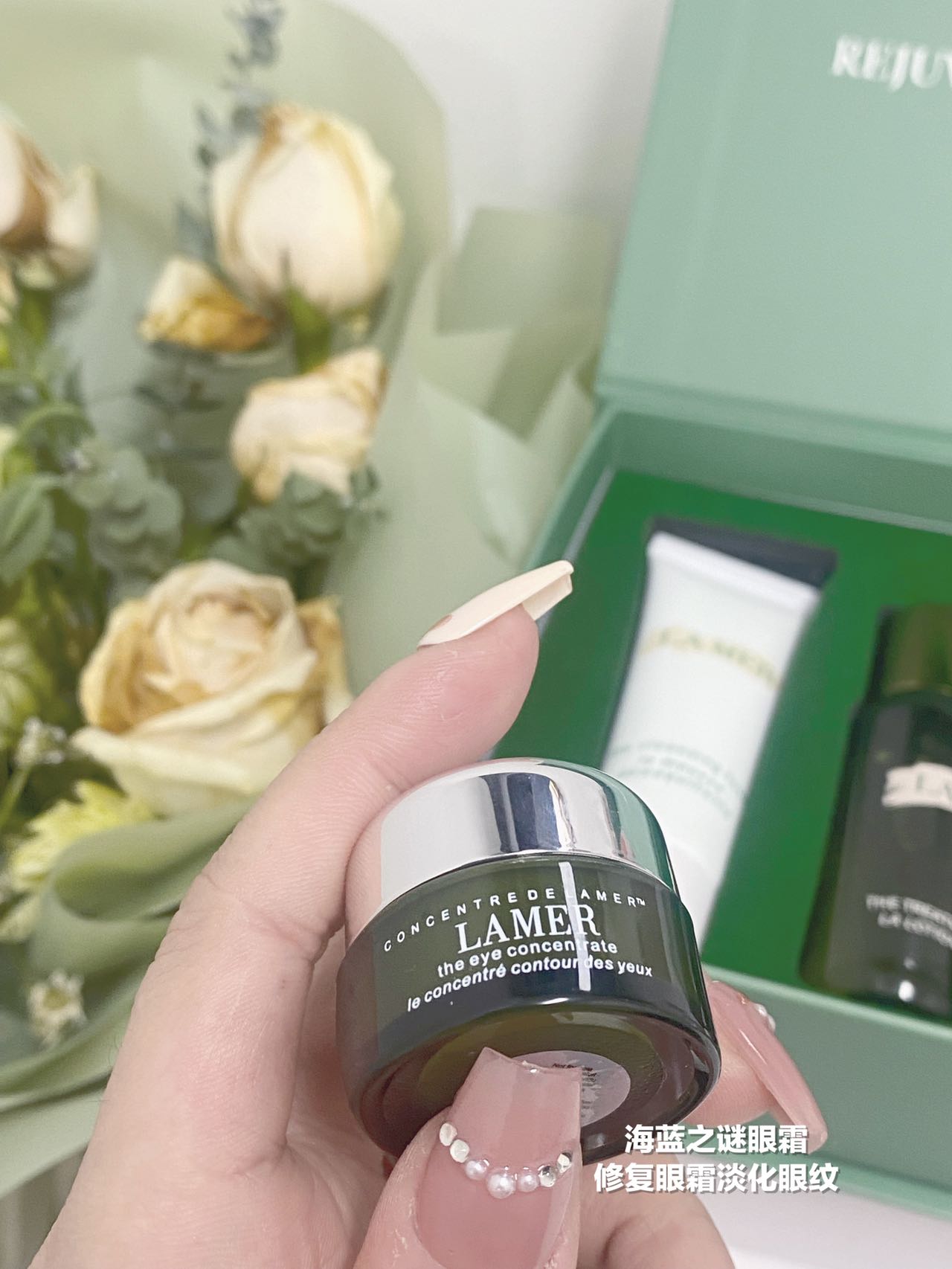 💰160海蓝之谜修护眼霜
▪️眼霜界的爱马仕淡化眼纹
海蓝之谜修复眼霜真的香
眼霜质地轻盈很好吸收不粘眼按摩眼周超级舒服的!
眼霜就是越早用越好!LAMER绿色浓缩修护眼部精华眼霜,对细纹,浮肿,黑眼圈,都有效果,很全能的眼霜,配合眼部按摩,效果极好~