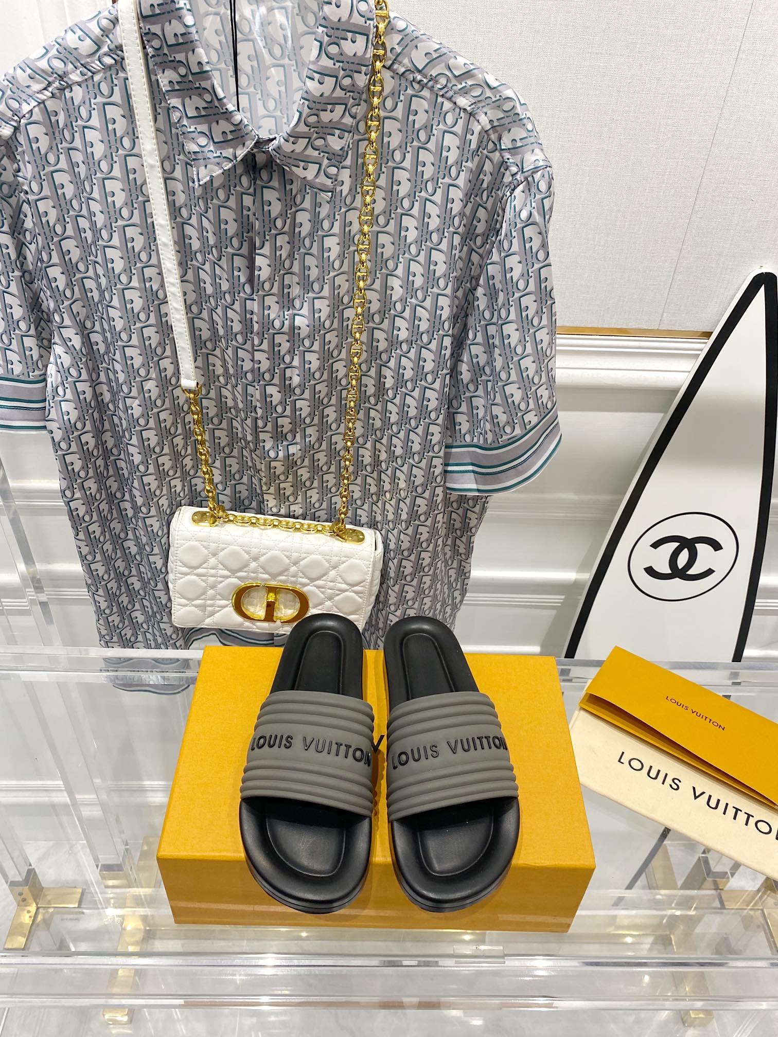 NO:261590,LV 2025 slippers Original development truly delivers 1:1 Top version All details are the same as the genuine product. Size 35-45, slippers, louis vuitton, slippers19860909LV 2025拖鞋 原版开发真正做到1:1出货 顶级版本 所有细节都和正品一致 码数35-45,拖鞋,louis vuitton,slippers,Women's Shoes