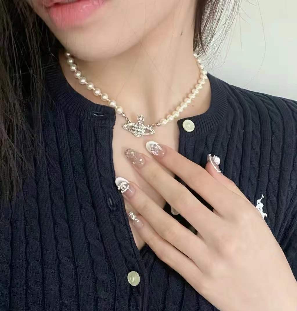 NO:103441,Westwood Queen Mother's Diamond Golden Planet Pearl Necklace. Heavy recommendation. The pure crown ball is a classic symbol. The shining Saturn ring outlines the flow of the future. It opens a new encounter with the future!  The diamonds on Saturn use customized Swarovski rhinestones, which feels super nice. They look good when you knock them, they can be salty or sweet, and they can be pure or desirable!  Love at first glance, it is definitely a lever in the 