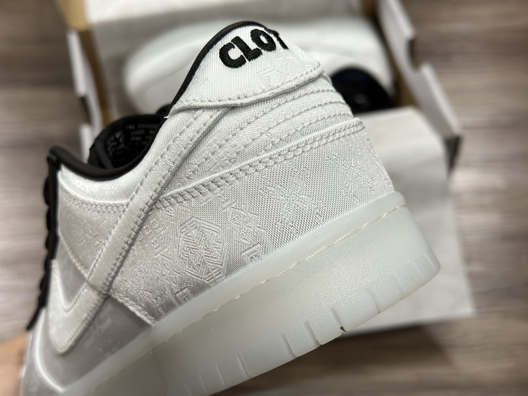 300 NIKE SB Dunk Low 白丝绸 低帮休闲运动鞋 FN0315-110