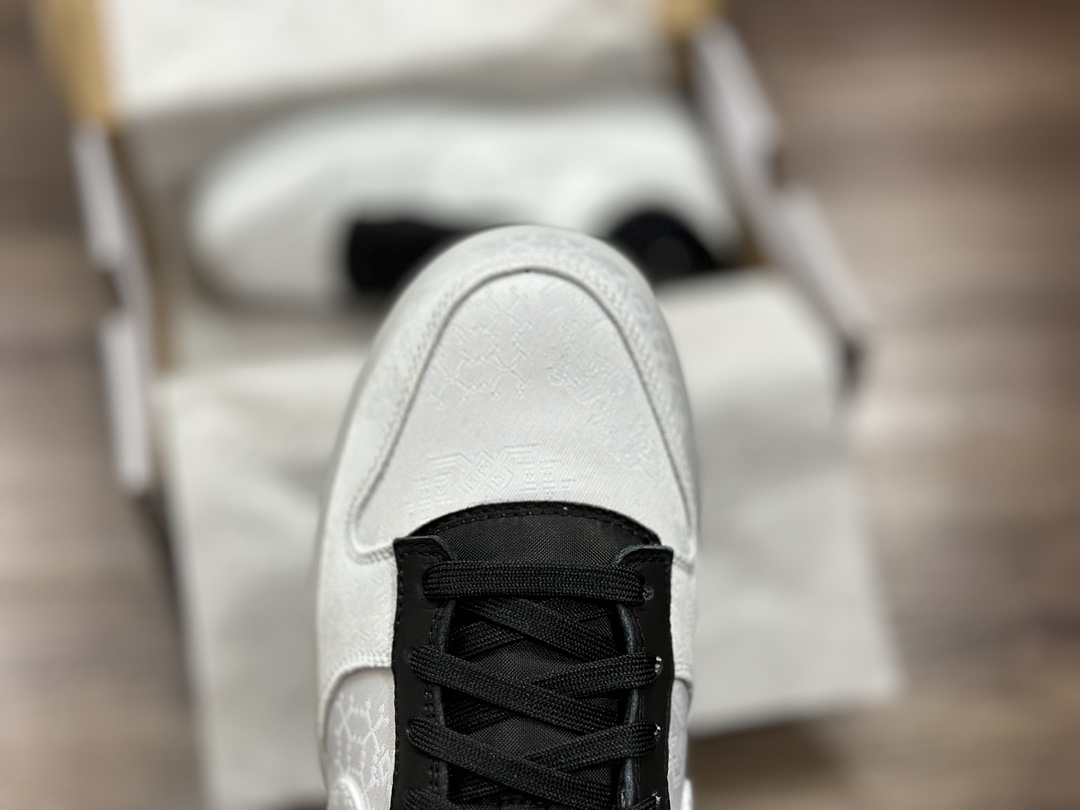 300 NIKE SB Dunk Low 白丝绸 低帮休闲运动鞋 FN0315-110