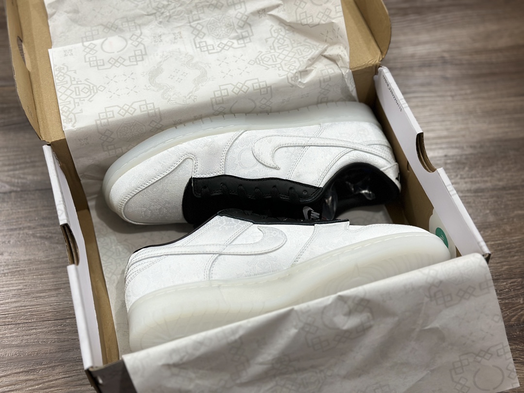 300 NIKE SB Dunk Low 白丝绸 低帮休闲运动鞋 FN0315-110