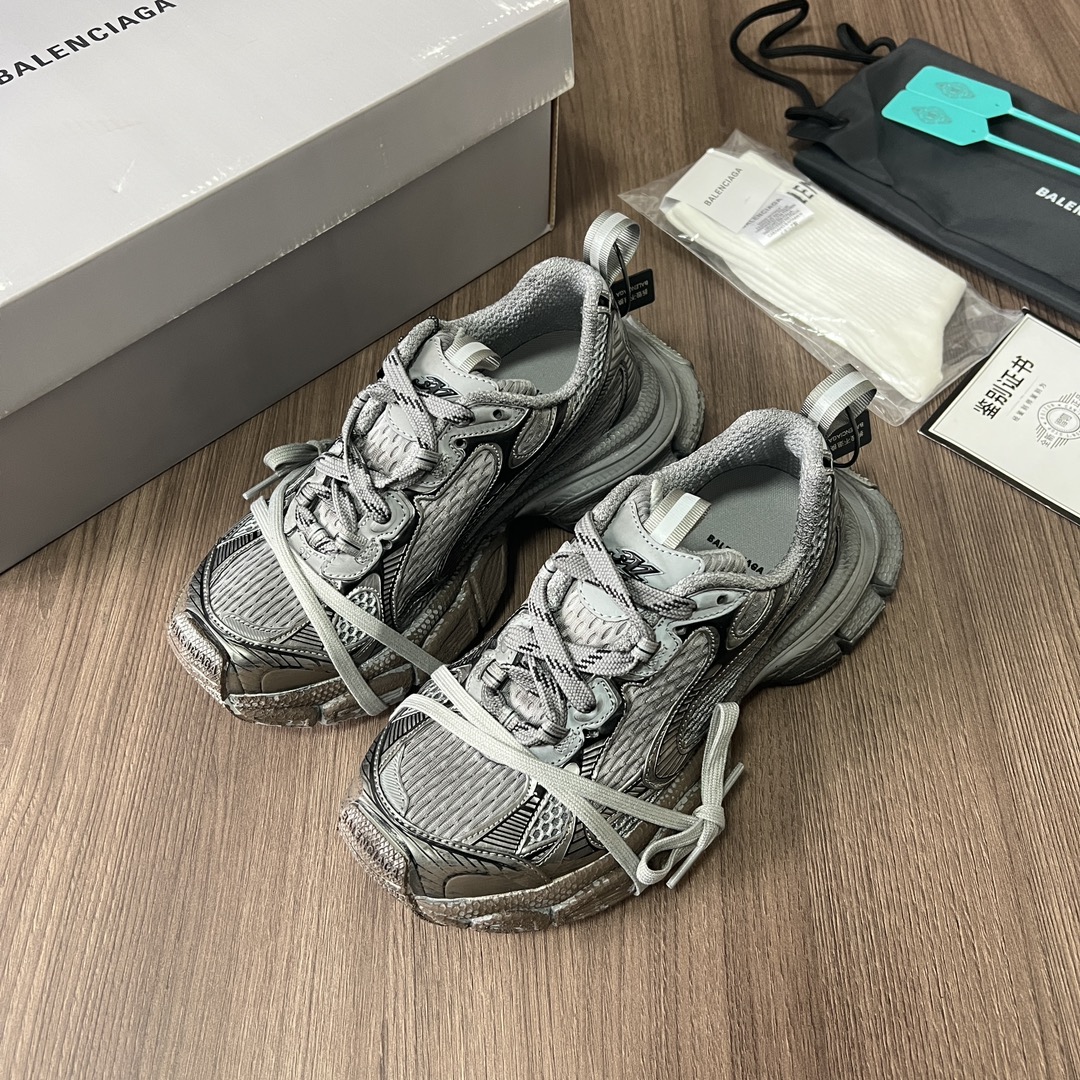 Balenciaga Balenciaga Phantom Sneaker 巴黎世家全新做旧十代灰色做旧潮流跑鞋 在延续 Track Trainer 户外轮廓和复杂鞋面结构的同时