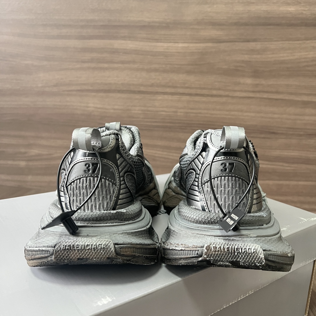 Balenciaga Balenciaga Phantom Sneaker 巴黎世家全新做旧十代灰色做旧潮流跑鞋 在延续 Track Trainer 户外轮廓和复杂鞋面结构的同时