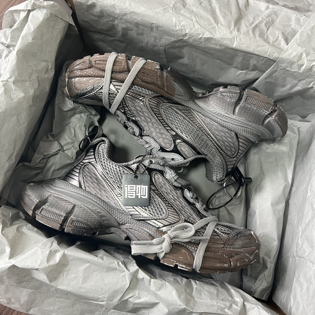 Balenciaga Balenciaga Phantom Sneaker 巴黎世家全新做旧十代灰色做旧潮流跑鞋 在延续 Track Trainer 户外轮廓和复杂鞋面结构的同时