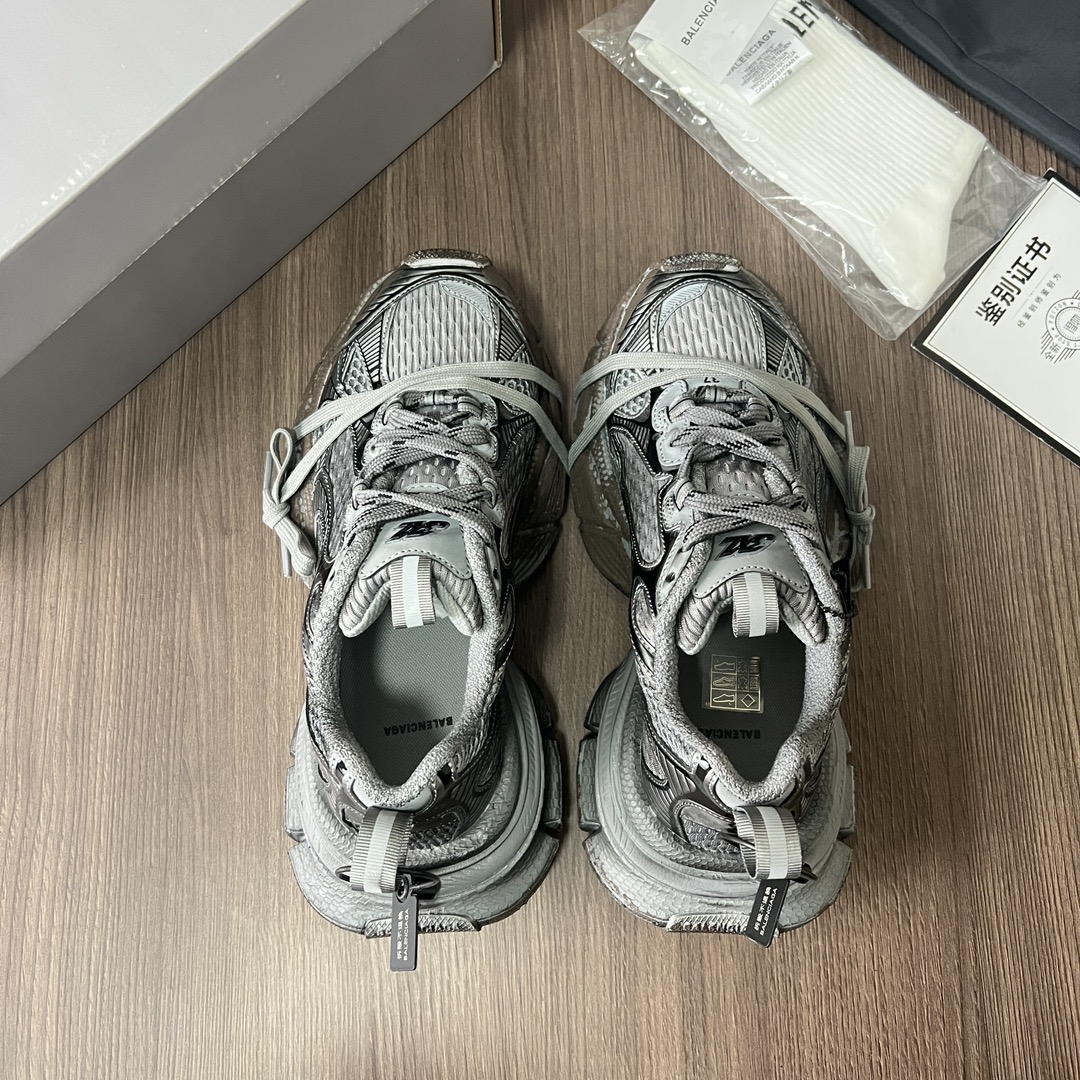 Balenciaga Balenciaga Phantom Sneaker 巴黎世家全新做旧十代灰色做旧潮流跑鞋 在延续 Track Trainer 户外轮廓和复杂鞋面结构的同时