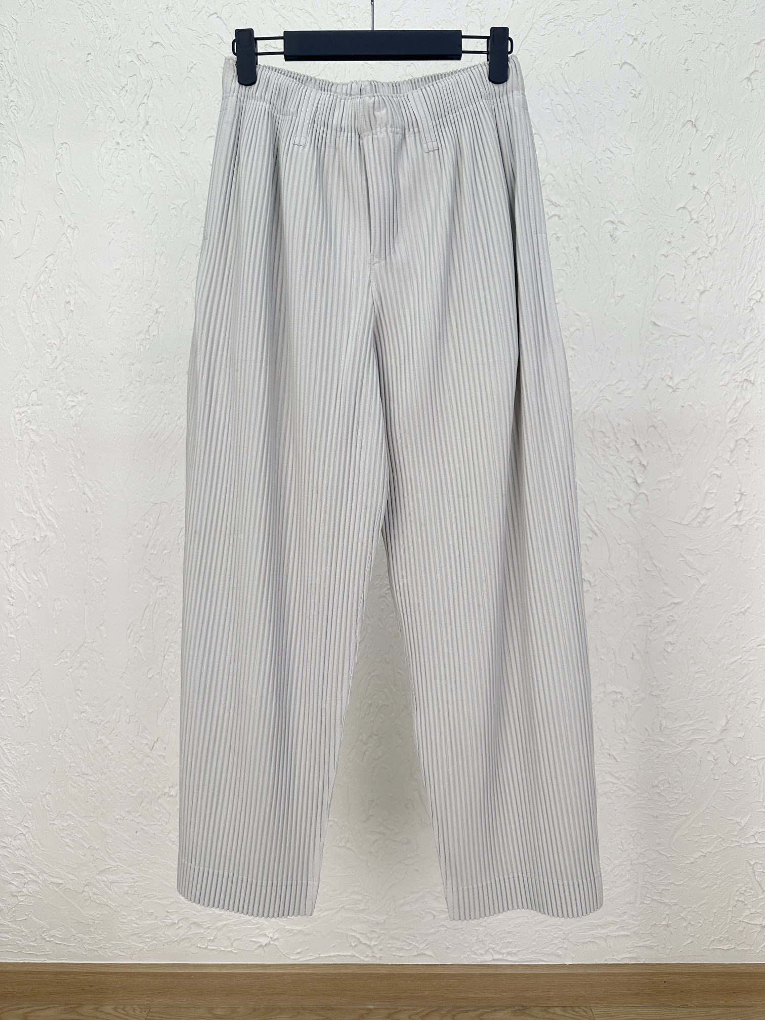 NO:822785,Issey M1yake pleated trousers, customized cross-point high-density high-elastic knitted 120D three-dimensional yarn, different from the mesh fabrics on the market, manufactured by Sany Heavy Industry pleating machine, manually adjusted and leveled, perfectly restored cylindrical pleats, customized four-eye matte buttons, customized accessories, sizes 1-4, men's clothing, isseymiyake,19860909Issey M1yake三宅一生褶皱长裤 定制横点高密度高弹针织120D三维纱线,区别市面网眼面料,三一重工压褶机制造,人工调整摆平,完美还原圆柱形褶皱,定制四眼哑光纽扣,定制辅料 尺码1-4,男装,isseymiyake,,Women's clothing