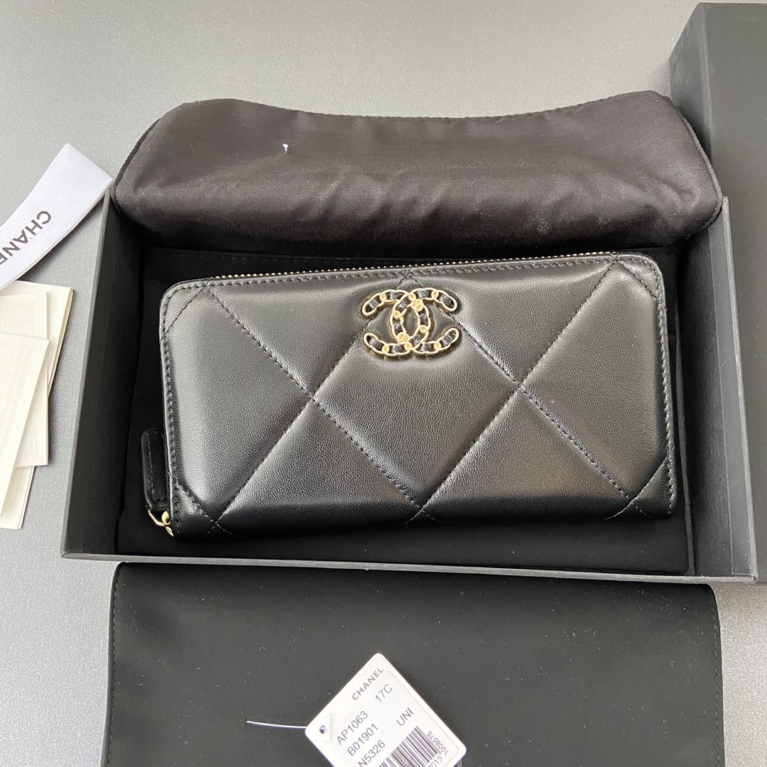 小香进口意大利小羊皮货号:A1063B尺寸:w19.5h10.5d2cm颜色黑色小羊皮金色钢唛