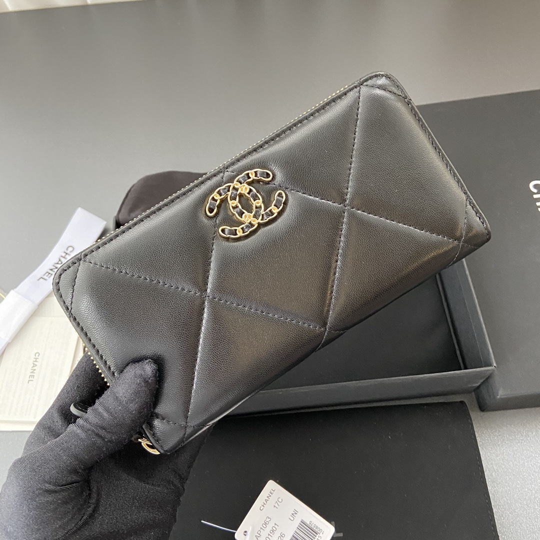 小香进口意大利小羊皮货号:A1063B尺寸:w19.5h10.5d2cm颜色黑色小羊皮金色钢唛