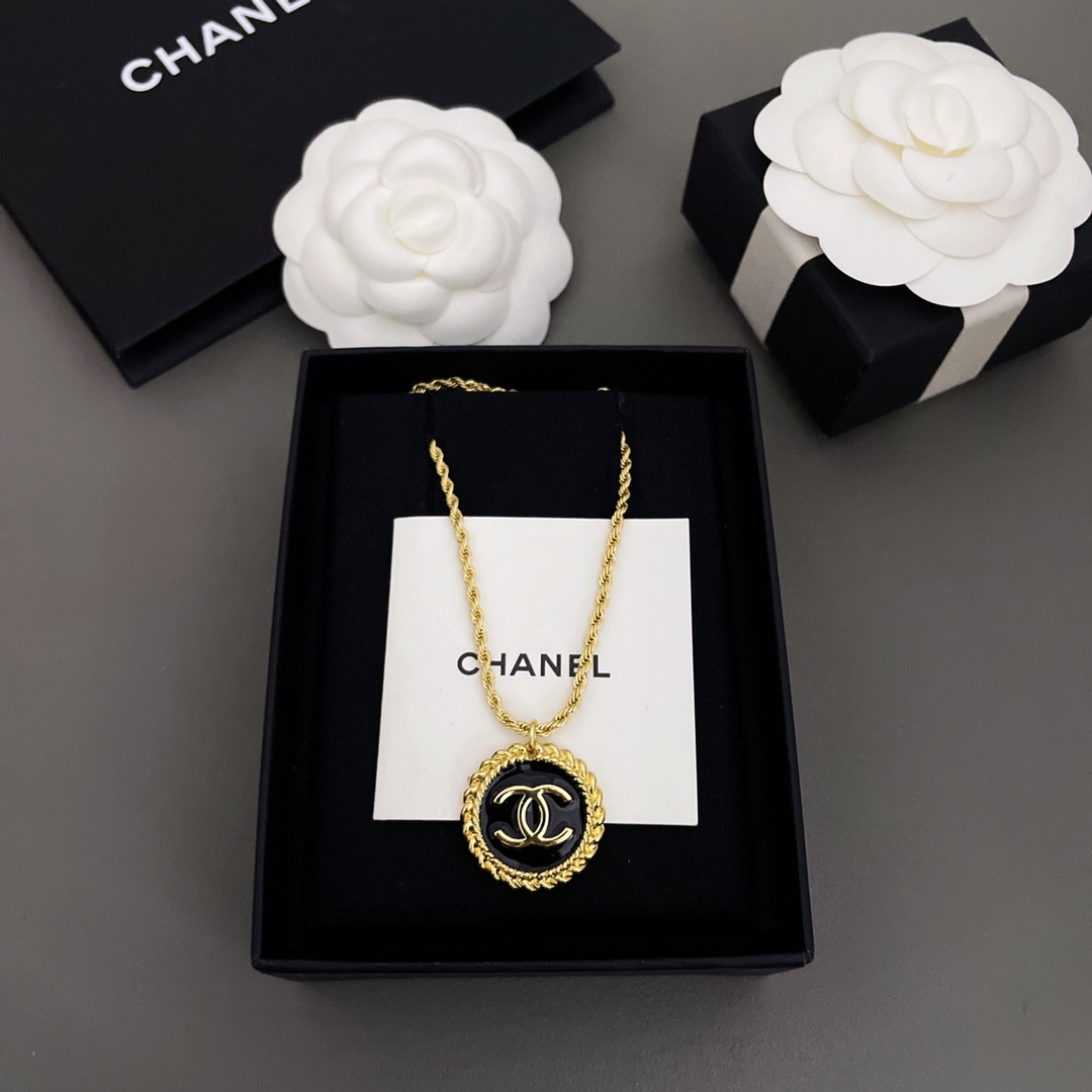 NO:634116,88180 [Fragrant sesame edge black oil necklace] Middle-aged style!  Highly recommended!  'Fashion is fleeting, style lasts forever' This is the charm of Vintage!  This sentence can be met but cannot be sought. This sentence is used in Ch@nel  The Vintage series is perfect. Although Z is a 'second-hand product', it does not mean that it is old or outdated. On the contrary, it embodies a mature and timeless classic charm. In other words, it is a retro jewelry that can be worn before, can be worn now, and can be worn in the future. So, generally  When I encounter a Vintage style that I like, I will definitely collect it without saying a word. Moreover, just like an investment, Vintage has steadily appreciated in value. It is so worth owning. [witty][witty][witty] Such a strong retro style seems to be particularly endowed with a modern sense of fashion now!  ,,necklace,Cardia high-end jewelry1986090988180【香麻边黑油项链】中古款！非常推荐！“流行稍纵即逝,风格永存”这就是Vintage的魅力！可遇而不可求这句话用在Ch@nel Vintage系列上是再合适不过了,Z虽然是”二手货“,它并不代表陈旧,或者过时,相反,体现的是一种成熟的、历时不变的经典魅力,换句话说就是以前能佩戴,现在佩戴,将来还能佩戴的复古饰品.So,一般遇到我喜欢的Vintage款式,二话不说,绝对会收藏,而且,就像投资一样,稳健升值的Vintage,你太值得拥有了[机智][机智][机智]这样一股浓烈的复古风,在现在看来确是特别得赋有现代的时尚感！,,necklace,卡迪亚高端饰品,Jewelry