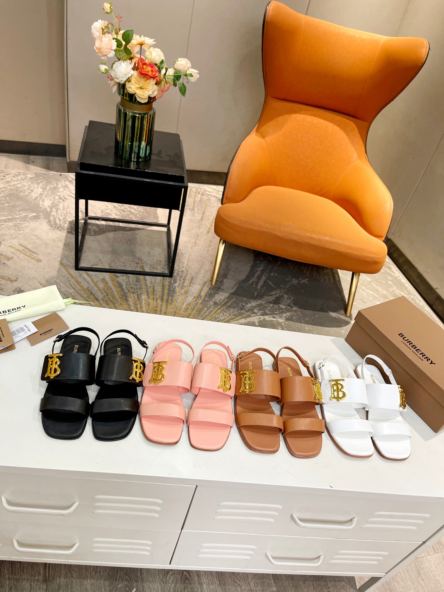 Burberry’s New High-Quality Sheep Skin Sandals with Gold Detailing - 图片 1