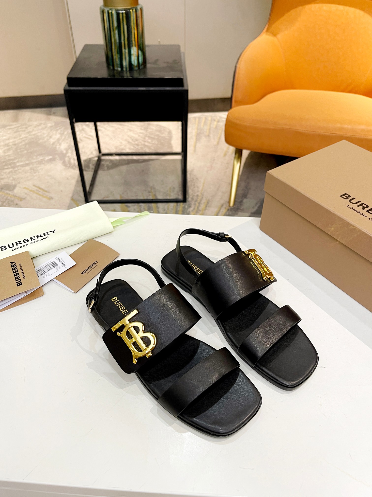 Burberry’s New High-Quality Sheep Skin Sandals with Gold Detailing - 图片 2