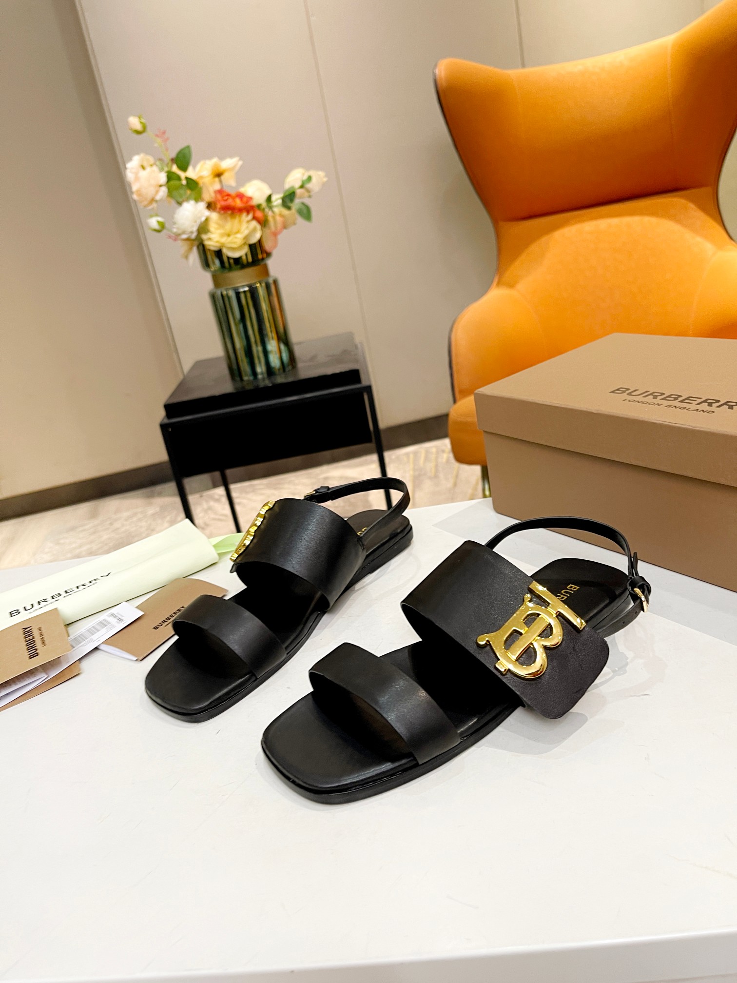 Burberry’s New High-Quality Sheep Skin Sandals with Gold Detailing - 图片 3