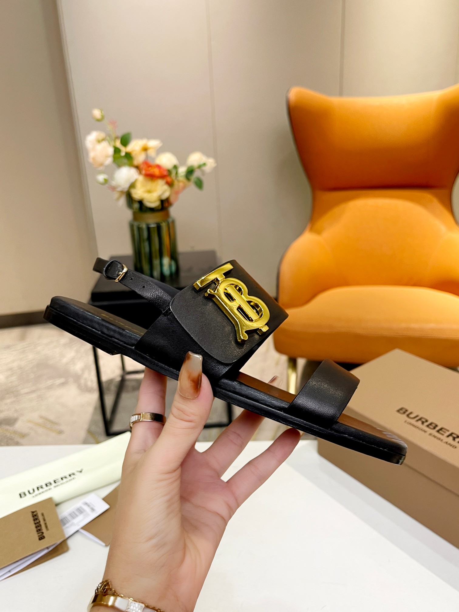 Burberry’s New High-Quality Sheep Skin Sandals with Gold Detailing - 图片 4