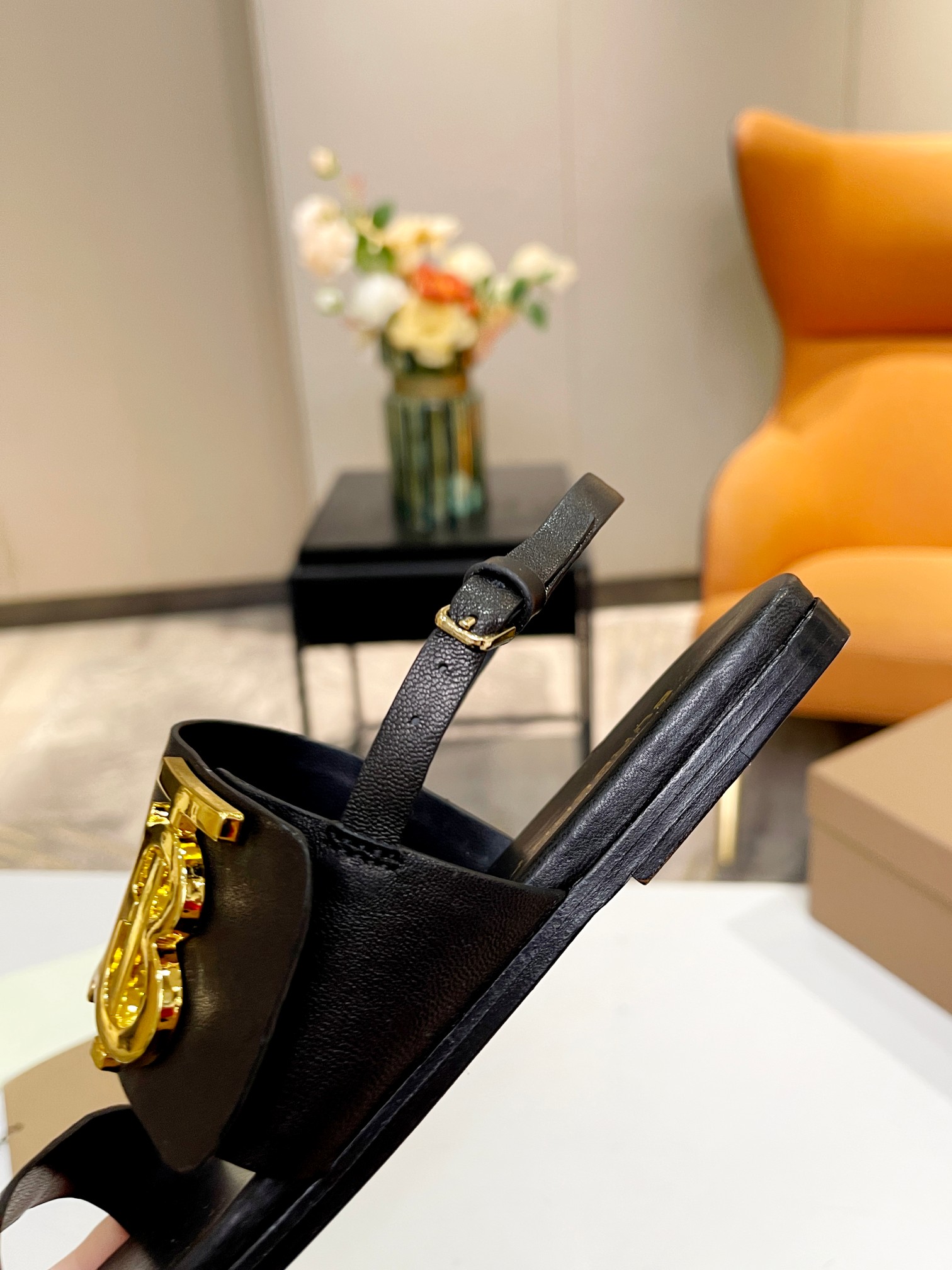 Burberry’s New High-Quality Sheep Skin Sandals with Gold Detailing - 图片 5