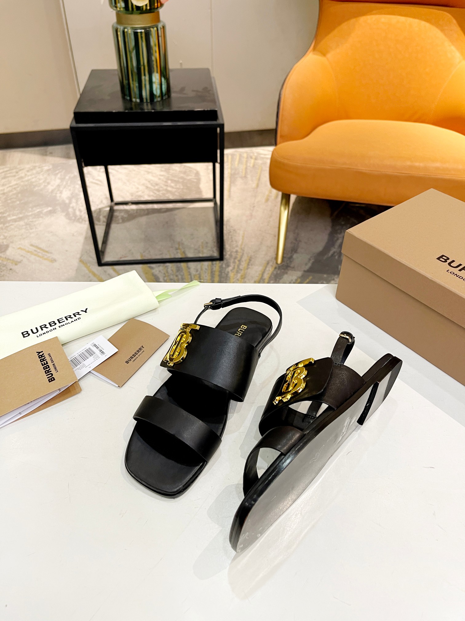 Burberry’s New High-Quality Sheep Skin Sandals with Gold Detailing - 图片 6