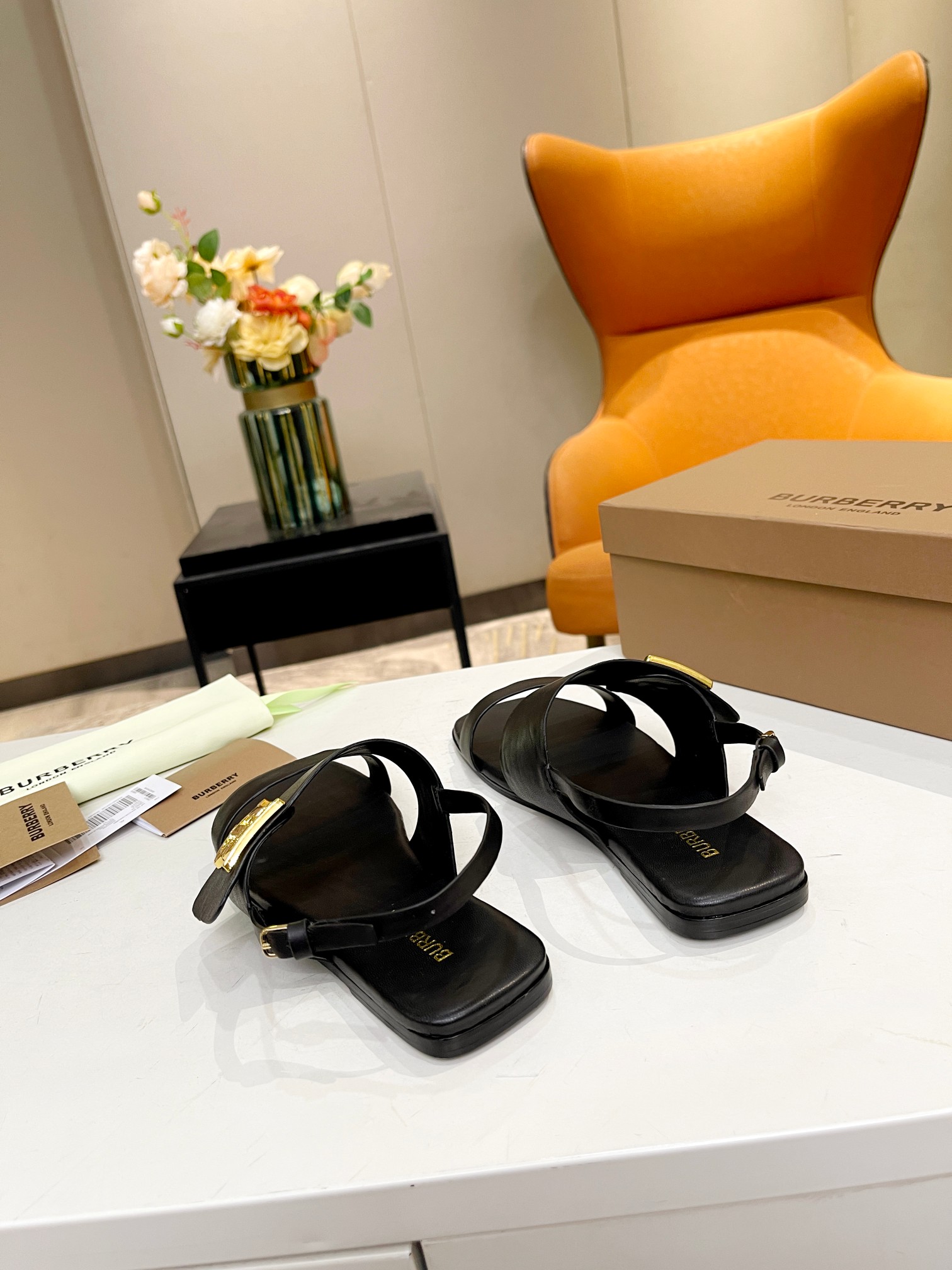 Burberry’s New High-Quality Sheep Skin Sandals with Gold Detailing - 图片 8