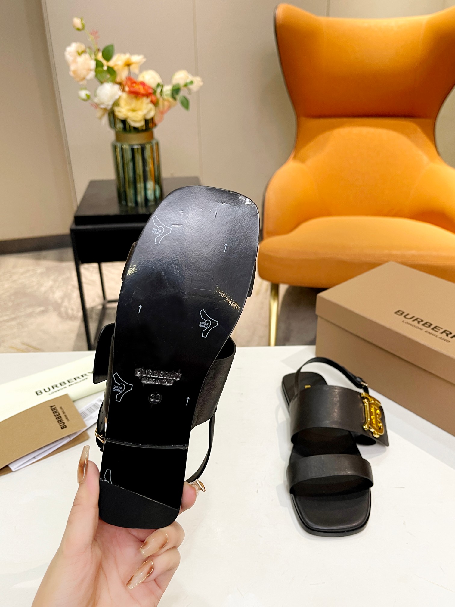 Burberry’s New High-Quality Sheep Skin Sandals with Gold Detailing - 图片 9