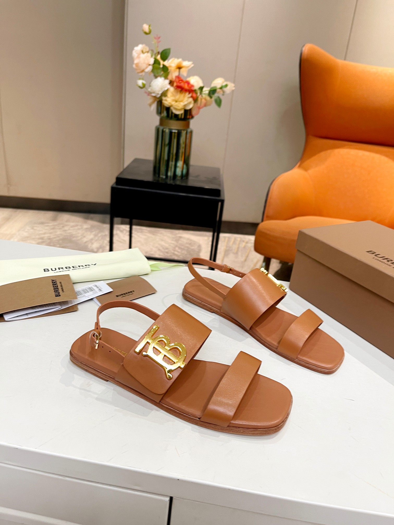 Burberry’s New High-Quality Sheep Skin Sandals with Gold Detail and Italian Rubber Sole - 图片 1